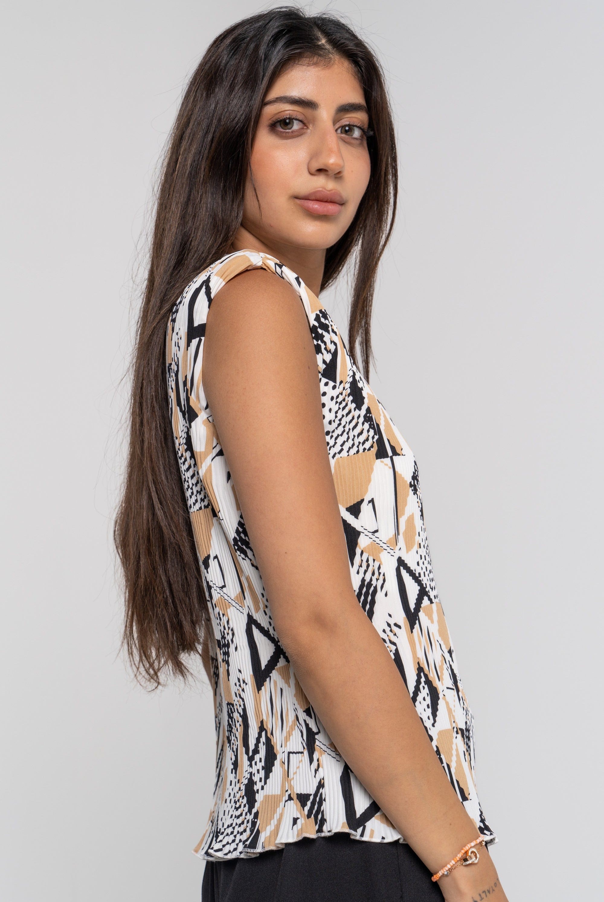 نتشي بلوزة بدون كم بنقشات هندسية