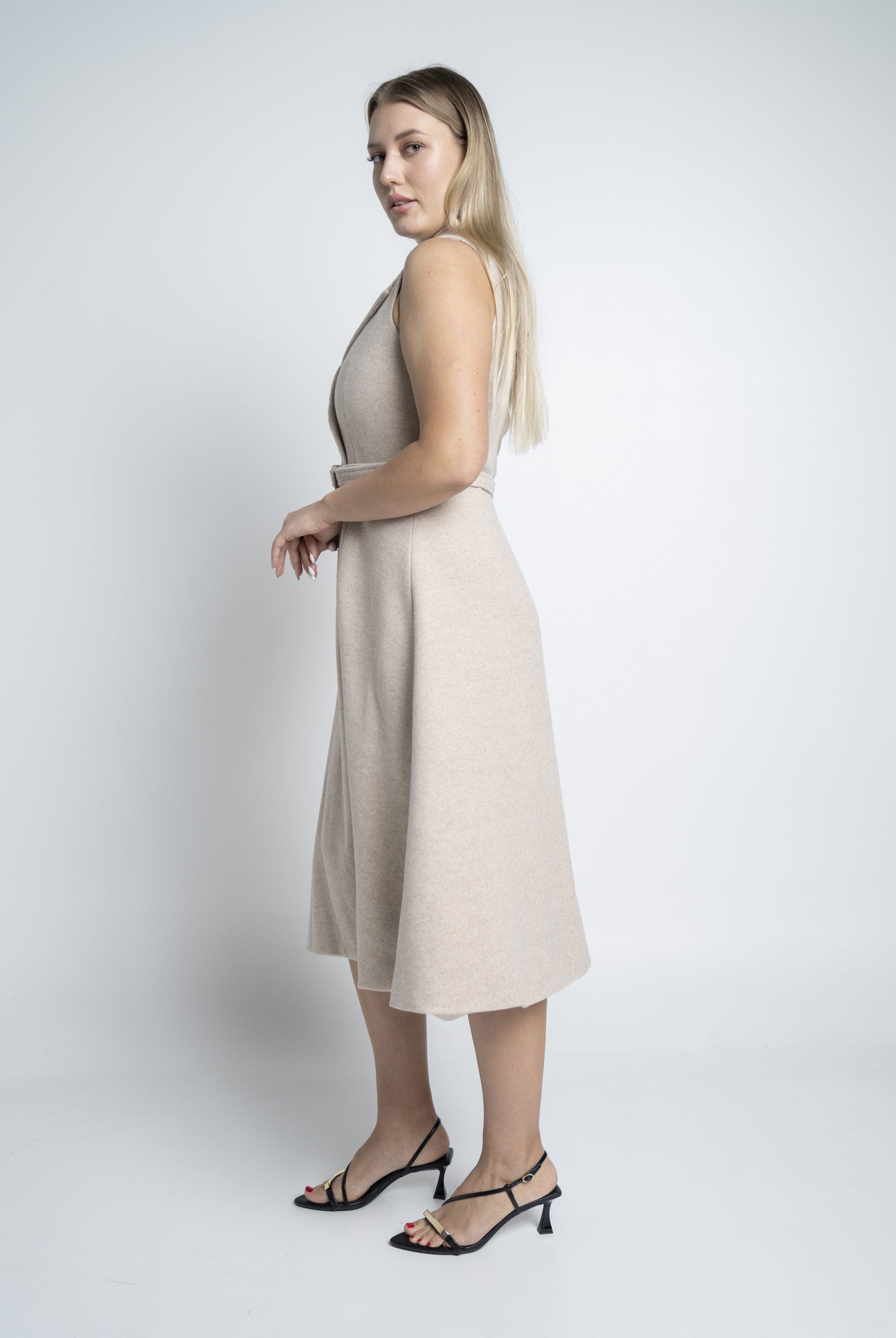 نتشي فستان سادة ميدي مزين بالأزرار أمامية بحزام على الخصر