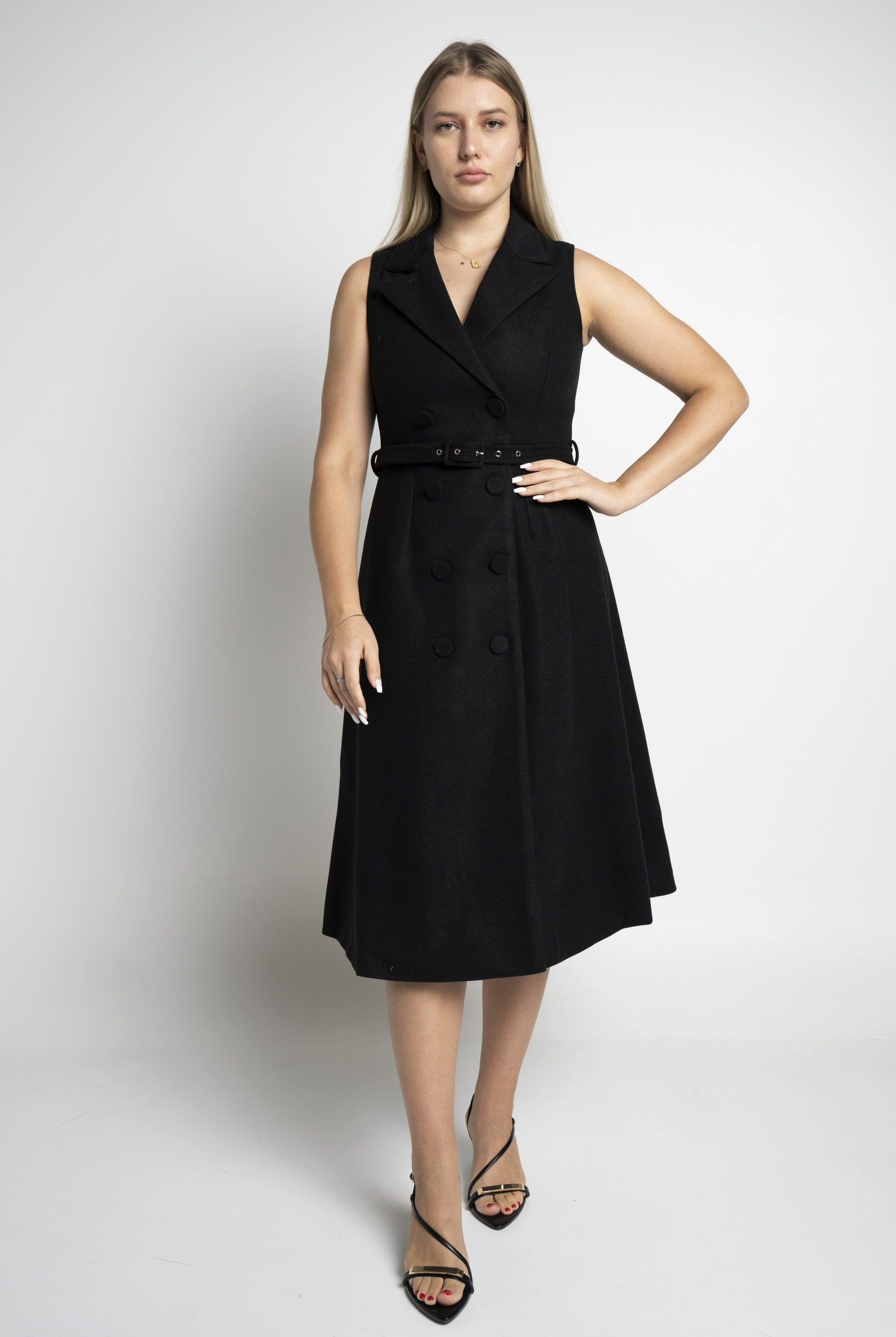 نتشي فستان سادة ميدي مزين بالأزرار أمامية بحزام على الخصر