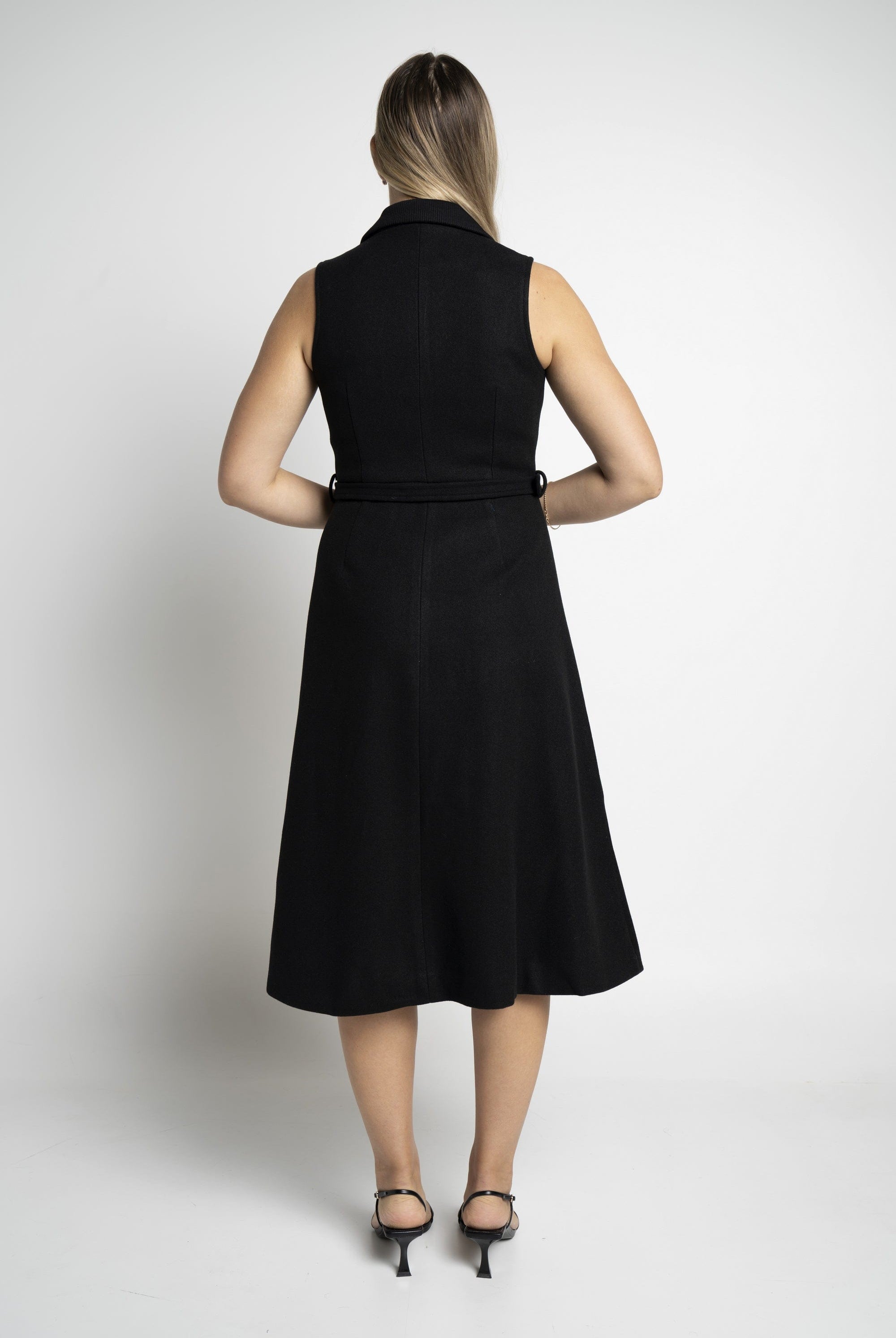 نتشي فستان سادة ميدي مزين بالأزرار أمامية بحزام على الخصر