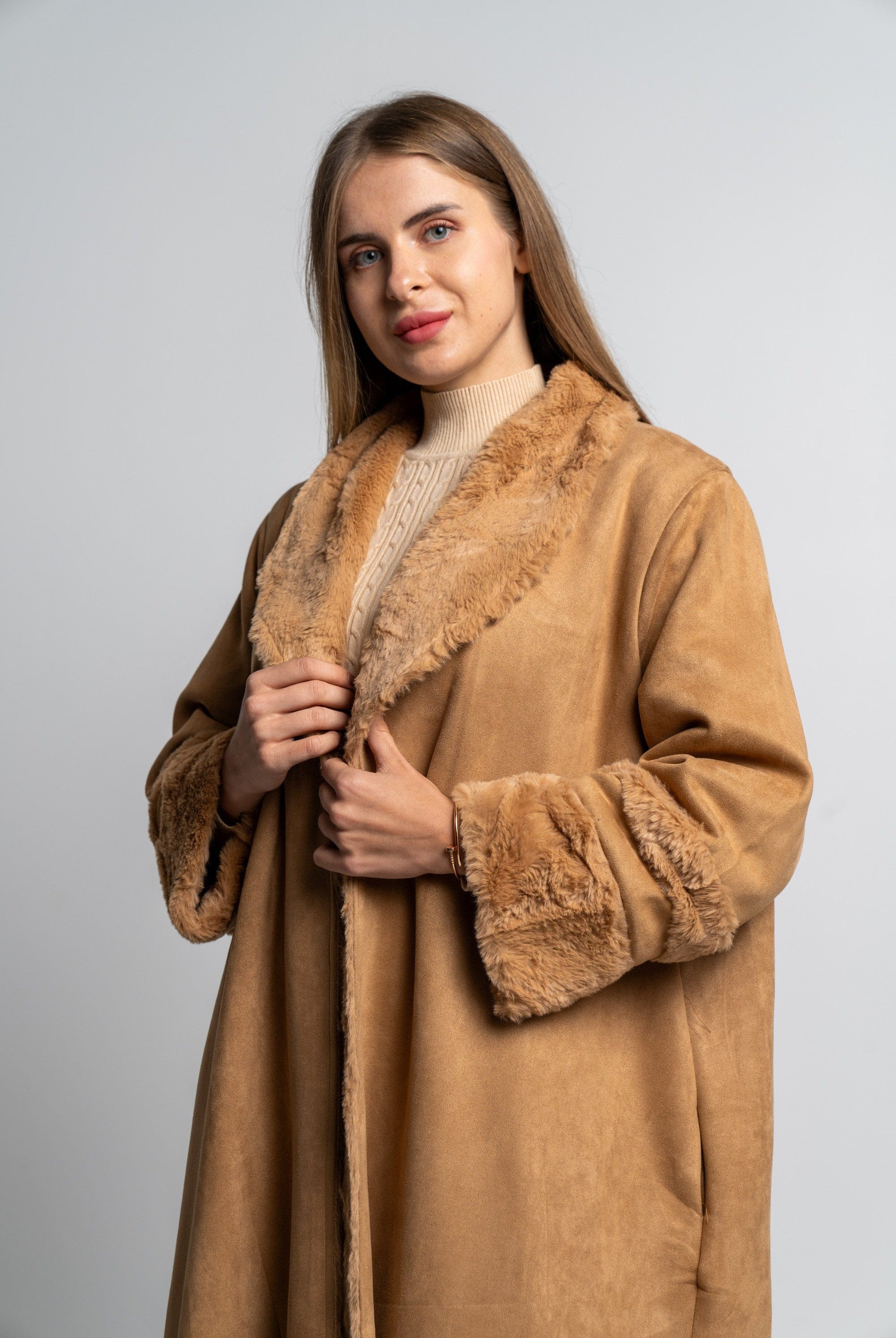 نتشي جاكيت طويل بياقة فرو كم طويل نسائي