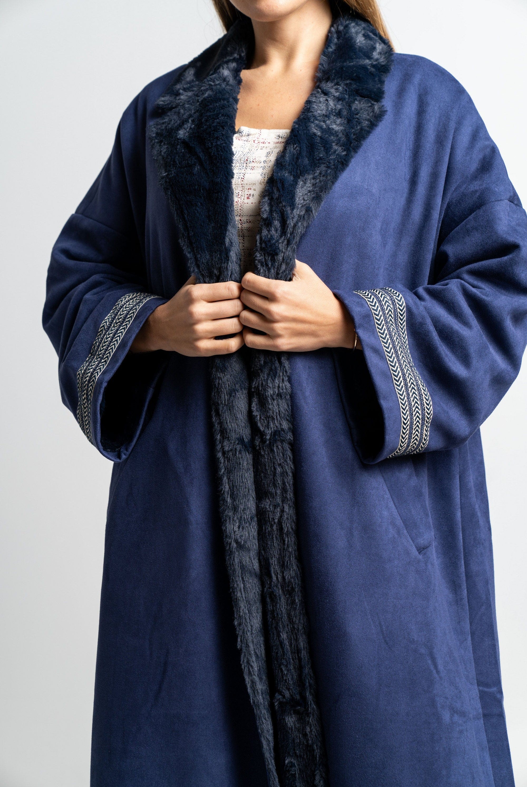 نتشي جاكيت سادة بياقة فرو كم طويل