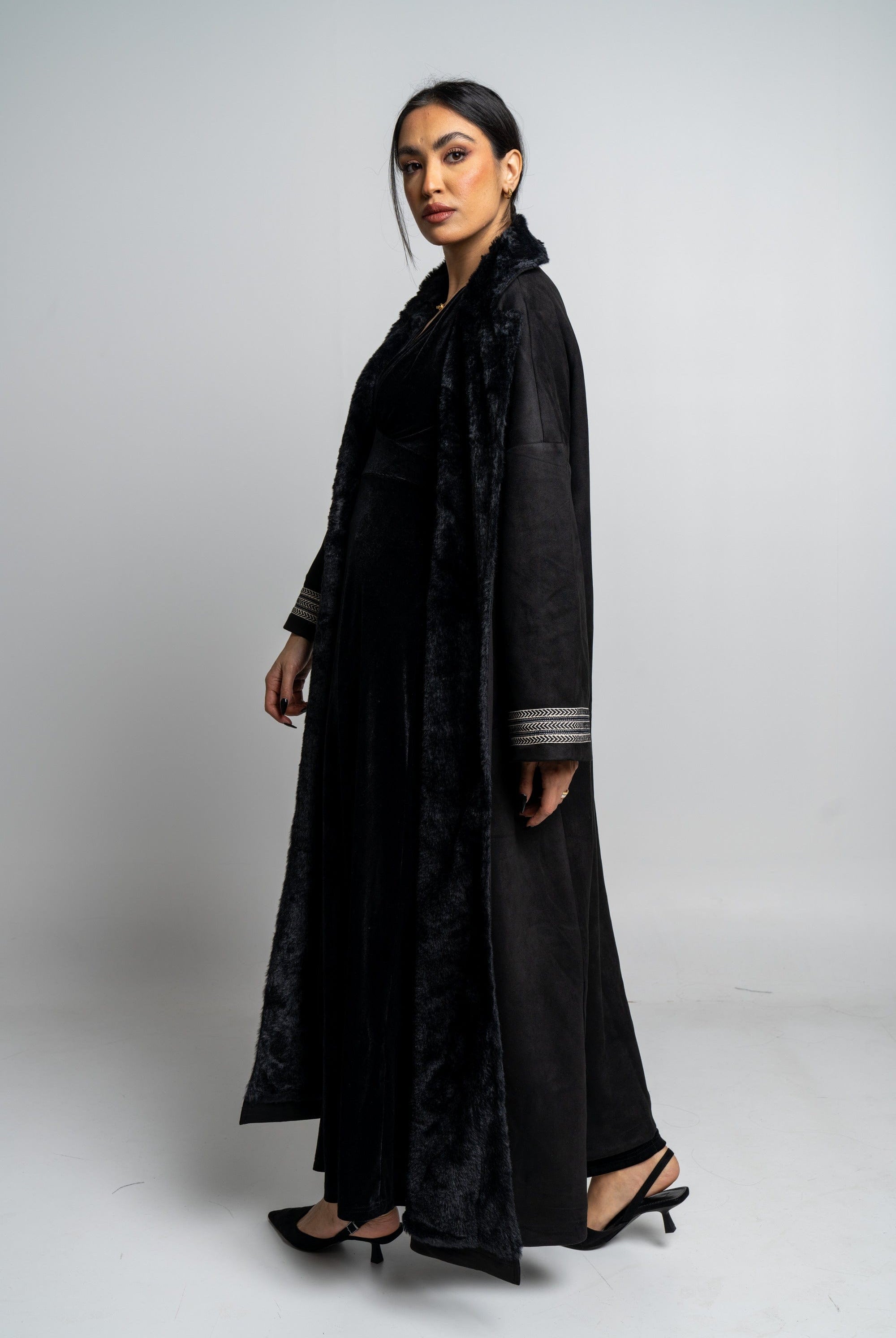 نتشي جاكيت سادة بياقة فرو كم طويل