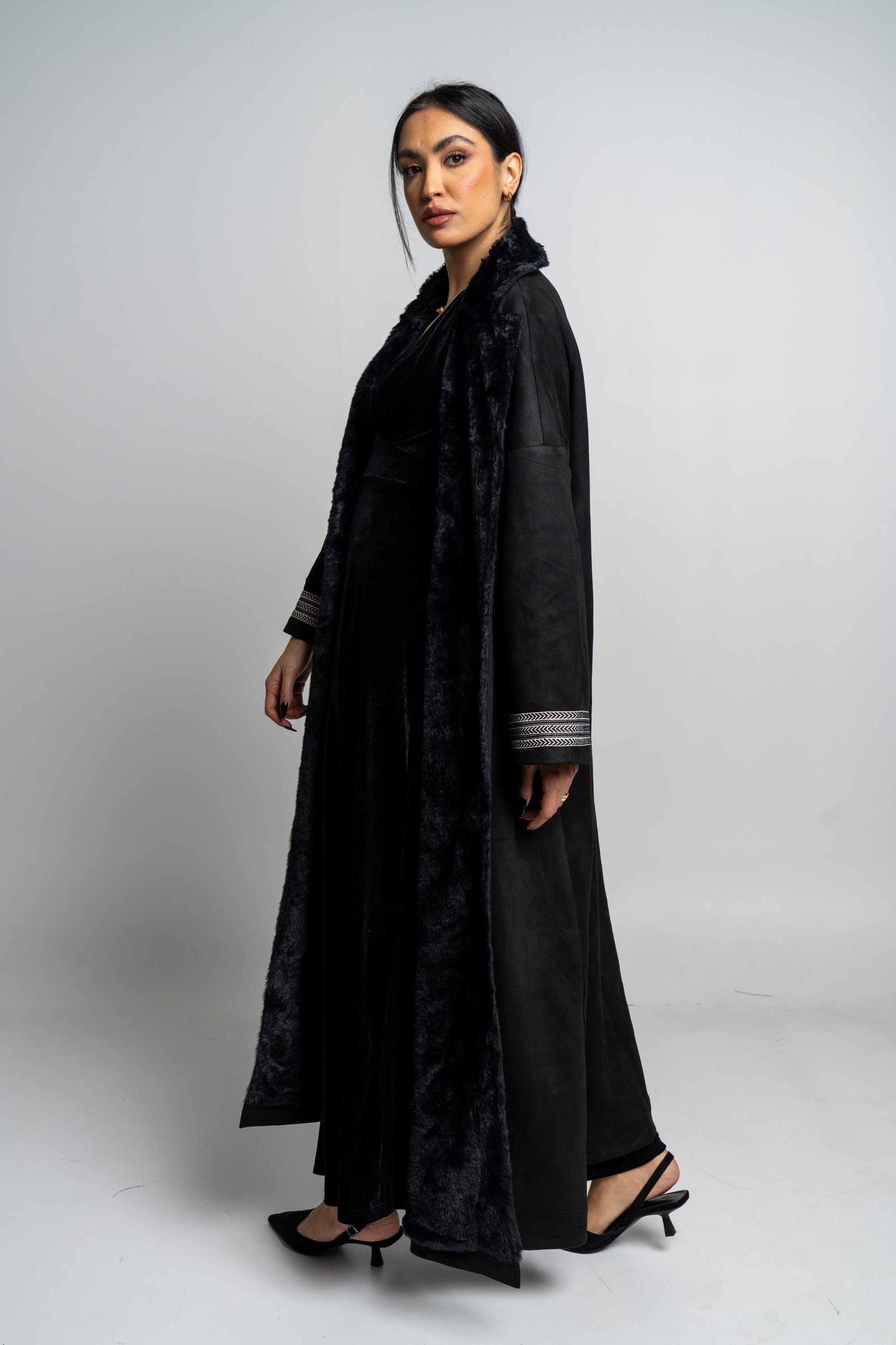 نتشي جاكيت سادة بياقة فرو كم طويل