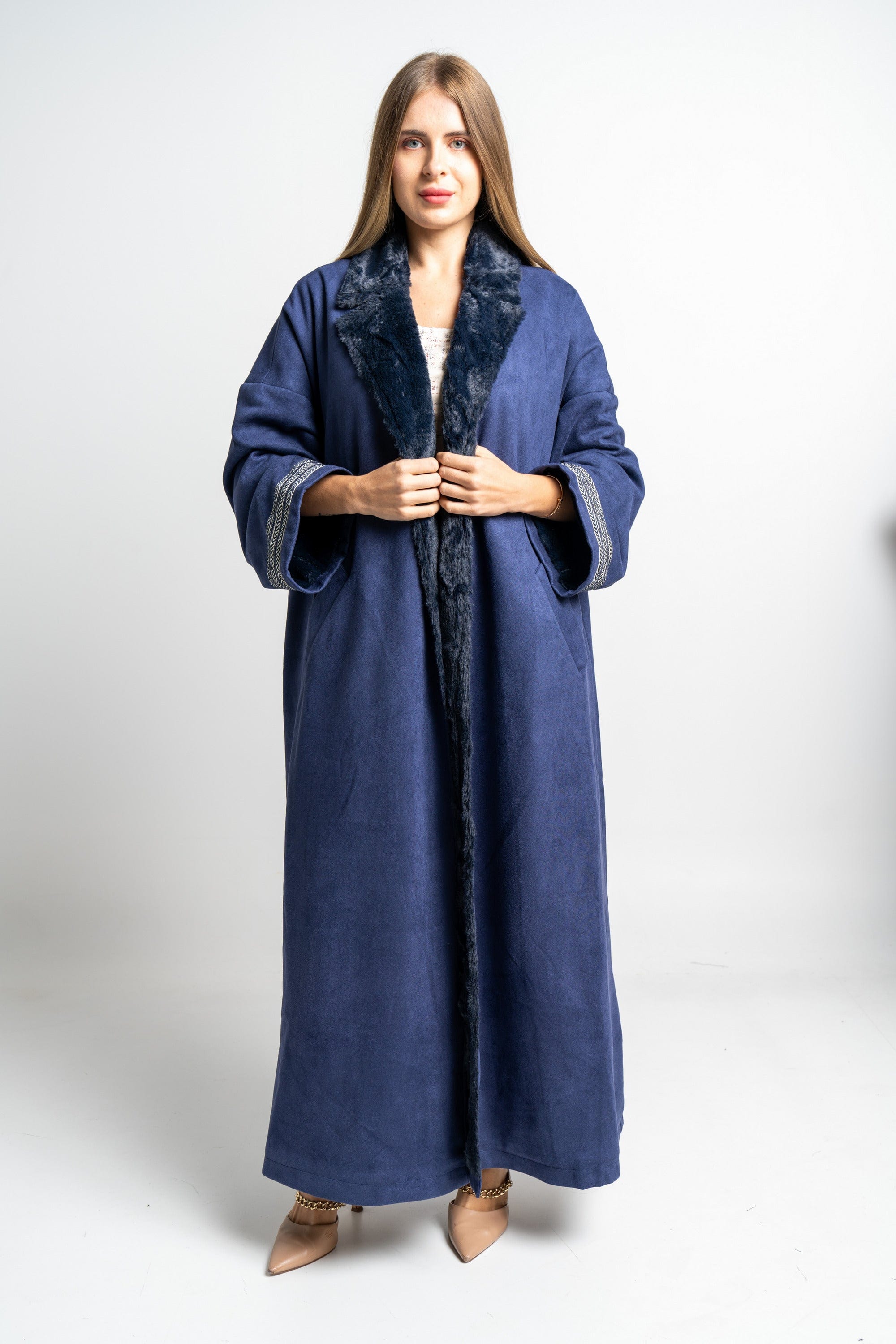 نتشي جاكيت سادة بياقة فرو كم طويل