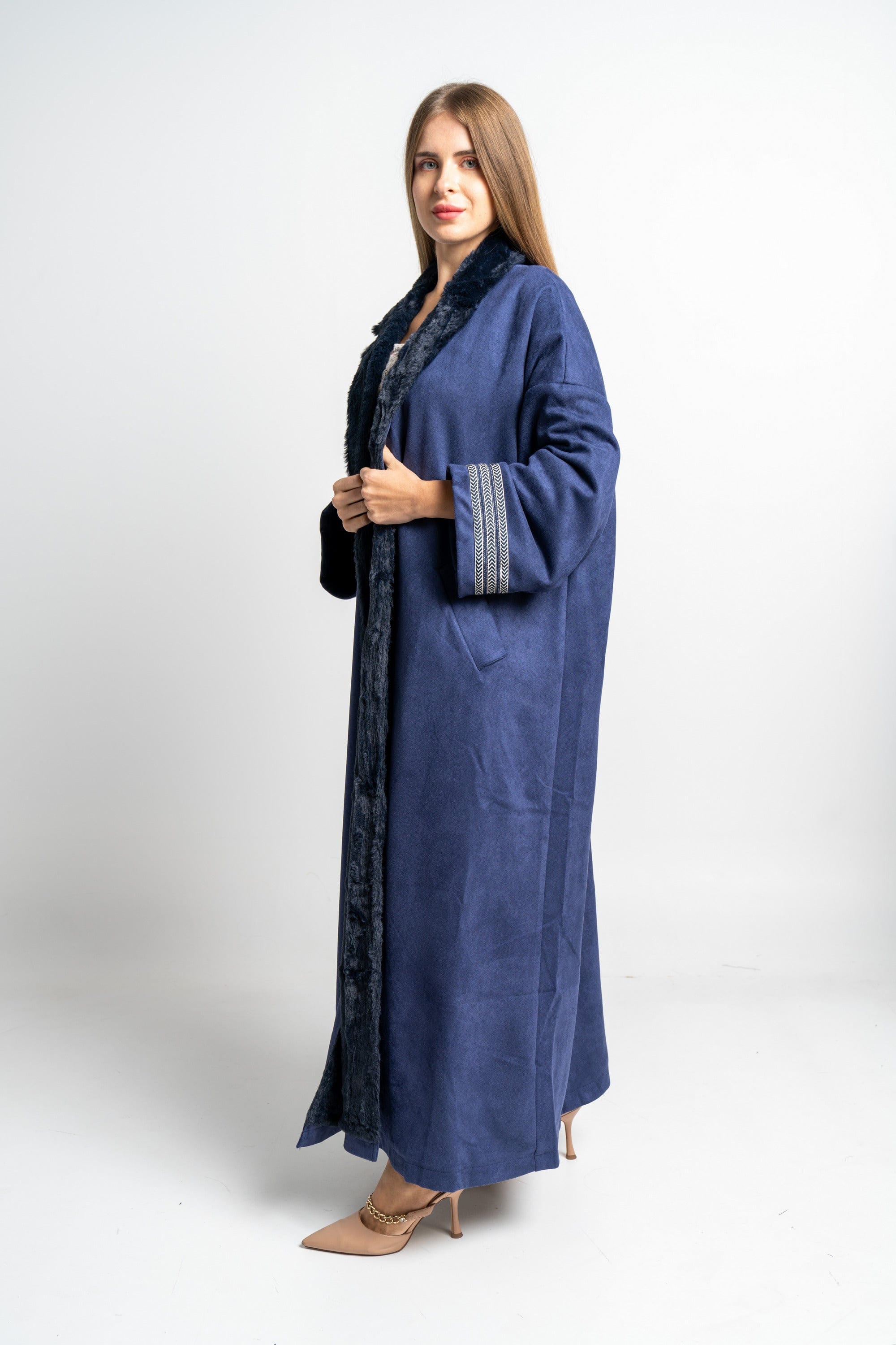 نتشي جاكيت سادة بياقة فرو كم طويل