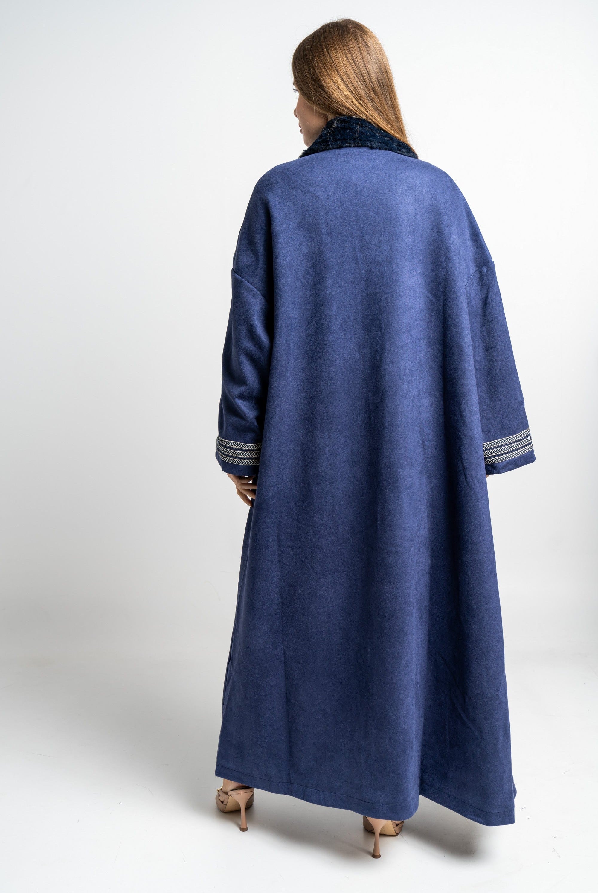 نتشي جاكيت سادة بياقة فرو كم طويل