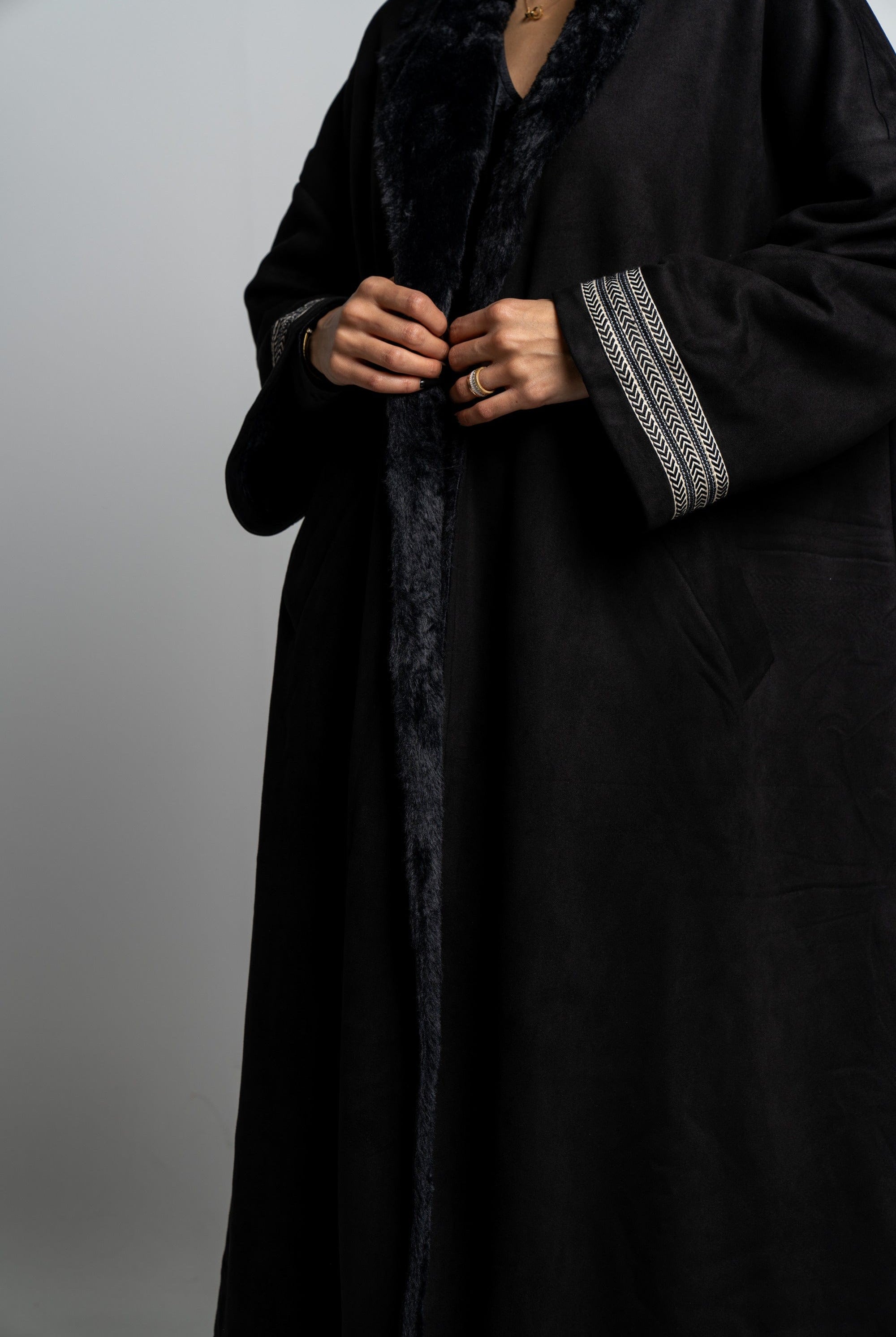 نتشي جاكيت سادة بياقة فرو كم طويل