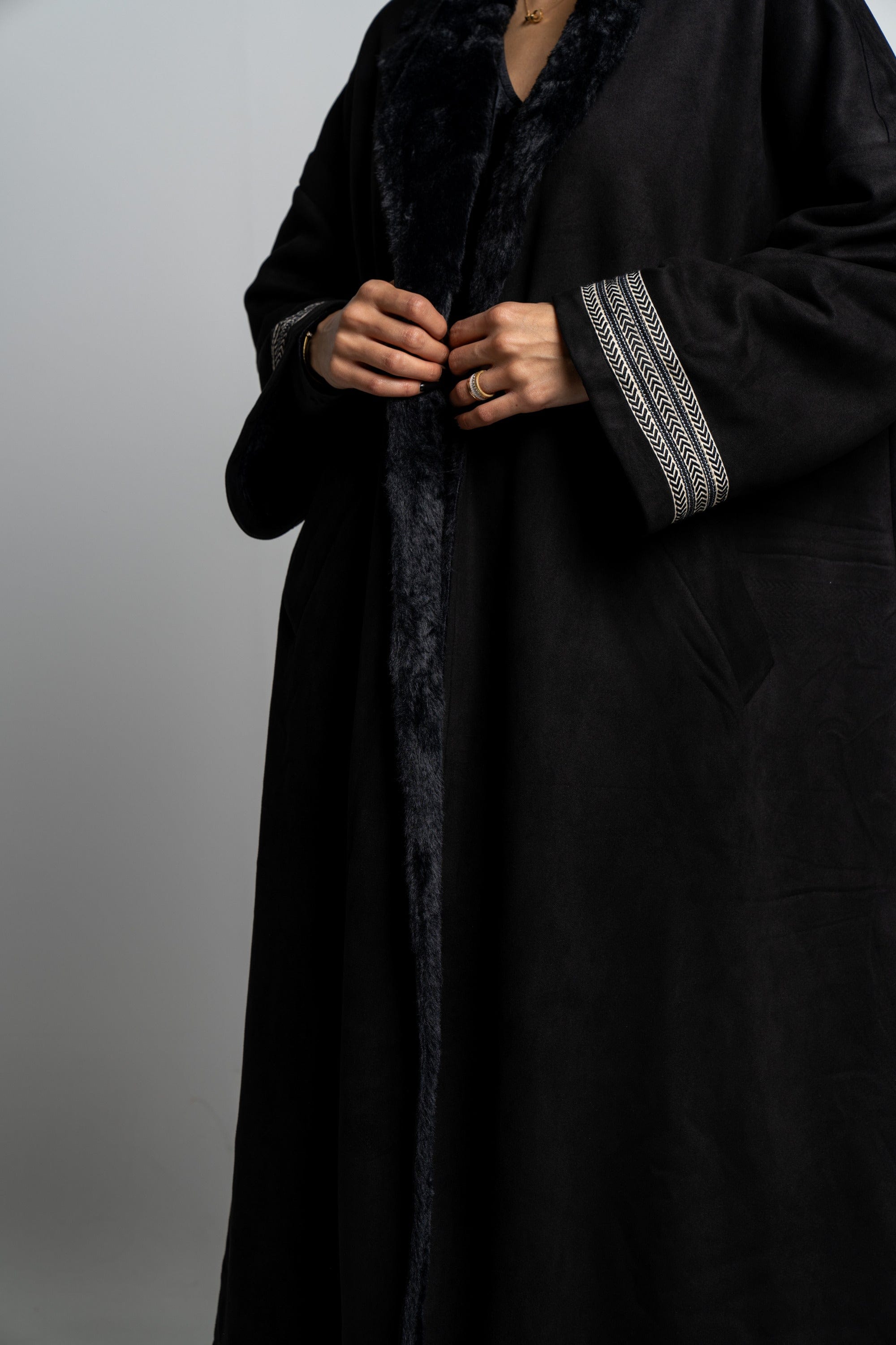 نتشي جاكيت سادة بياقة فرو كم طويل