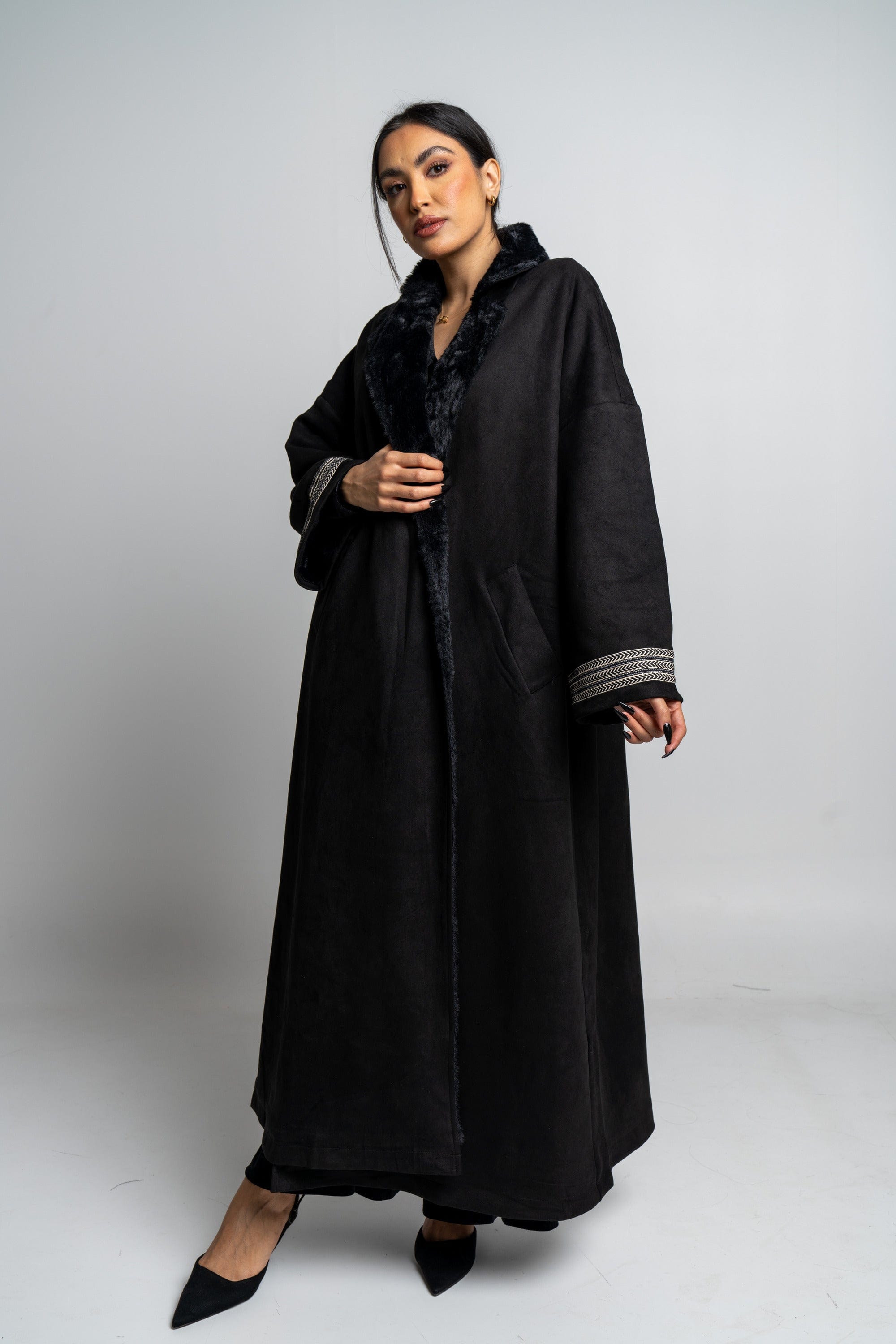 نتشي جاكيت سادة بياقة فرو كم طويل