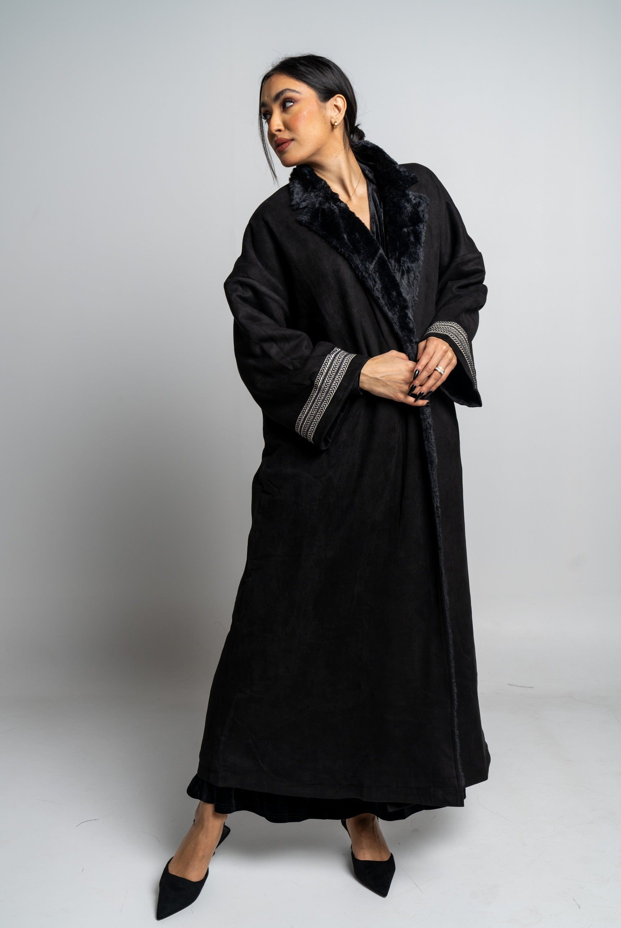 نتشي جاكيت سادة بياقة فرو كم طويل