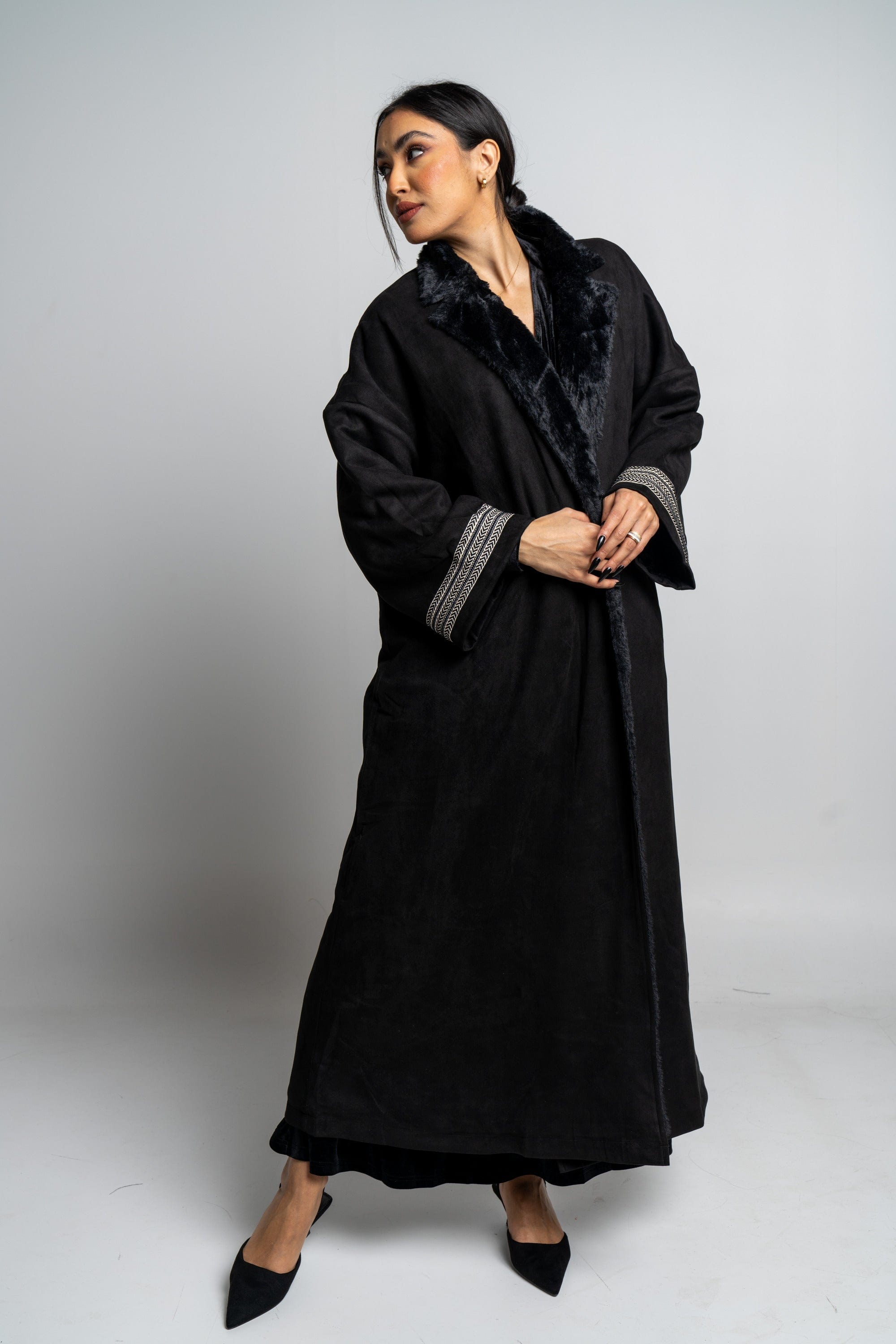 نتشي جاكيت سادة بياقة فرو كم طويل