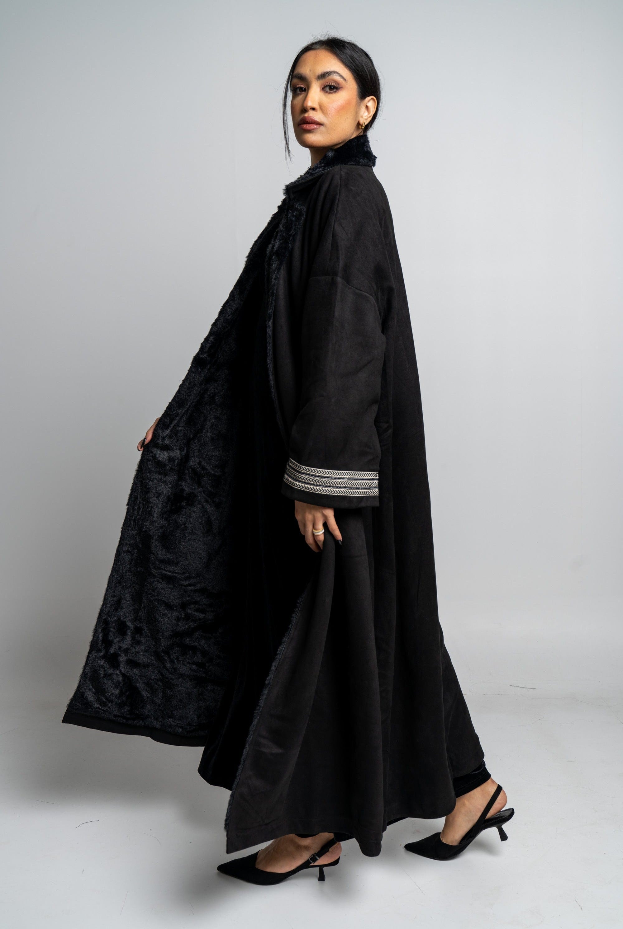 نتشي جاكيت سادة بياقة فرو كم طويل