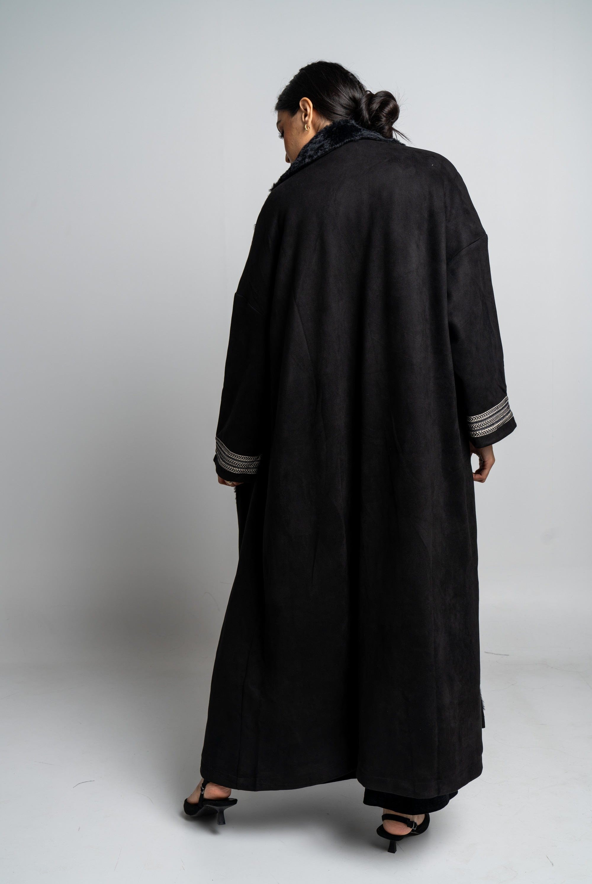 نتشي جاكيت سادة بياقة فرو كم طويل