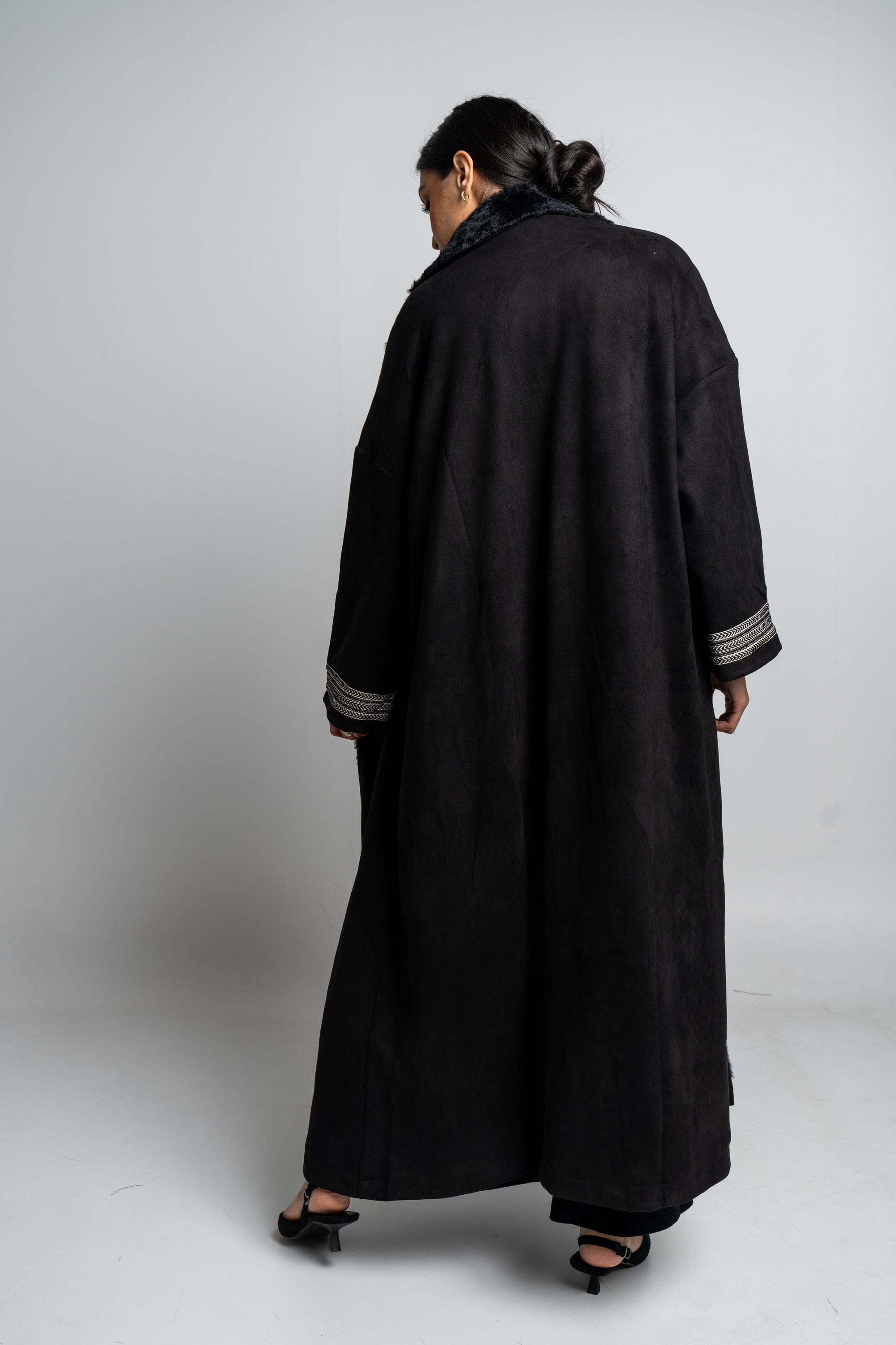 نتشي جاكيت سادة بياقة فرو كم طويل