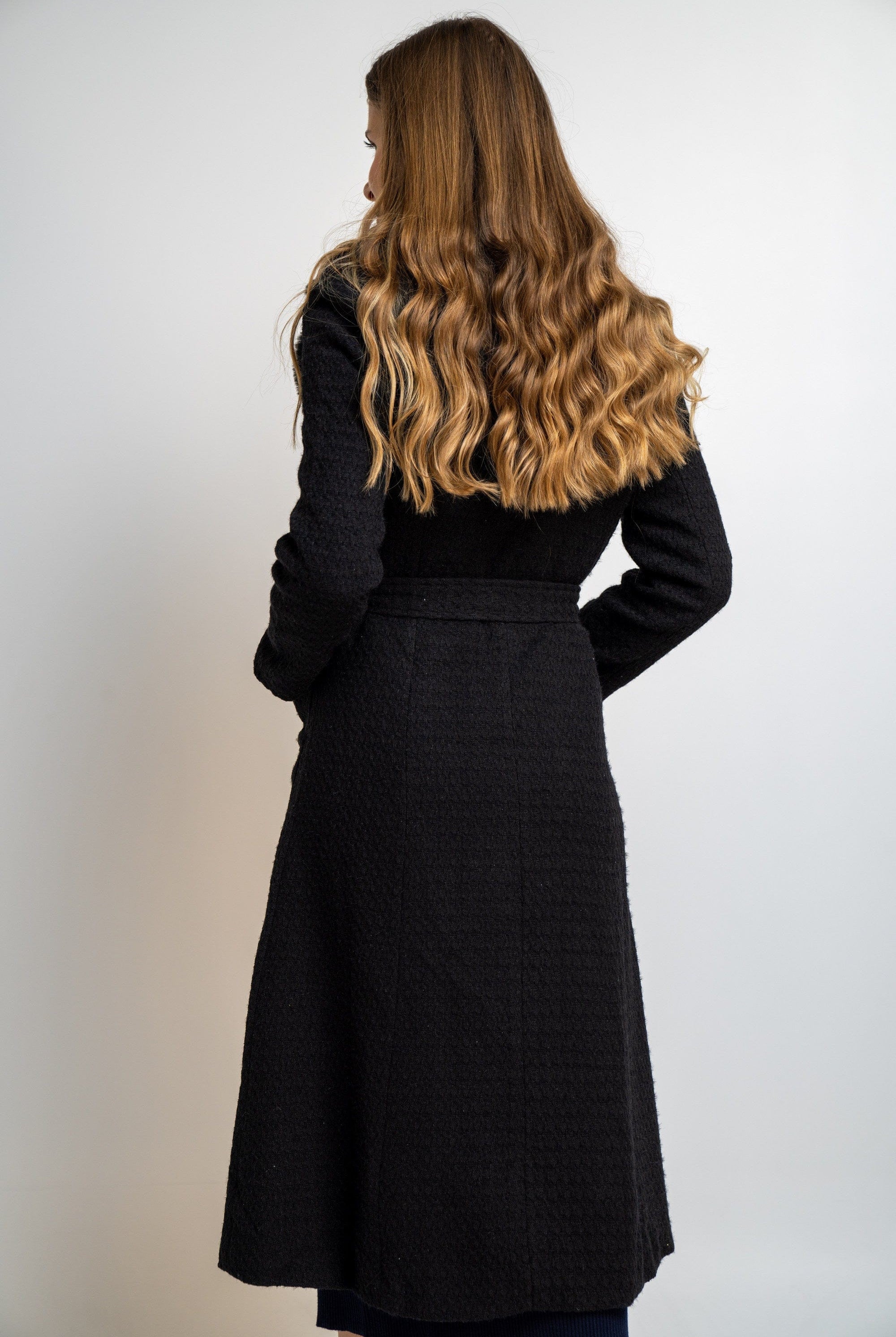 نتشي بالطو طويل برباط كم طويل نسائي أسود