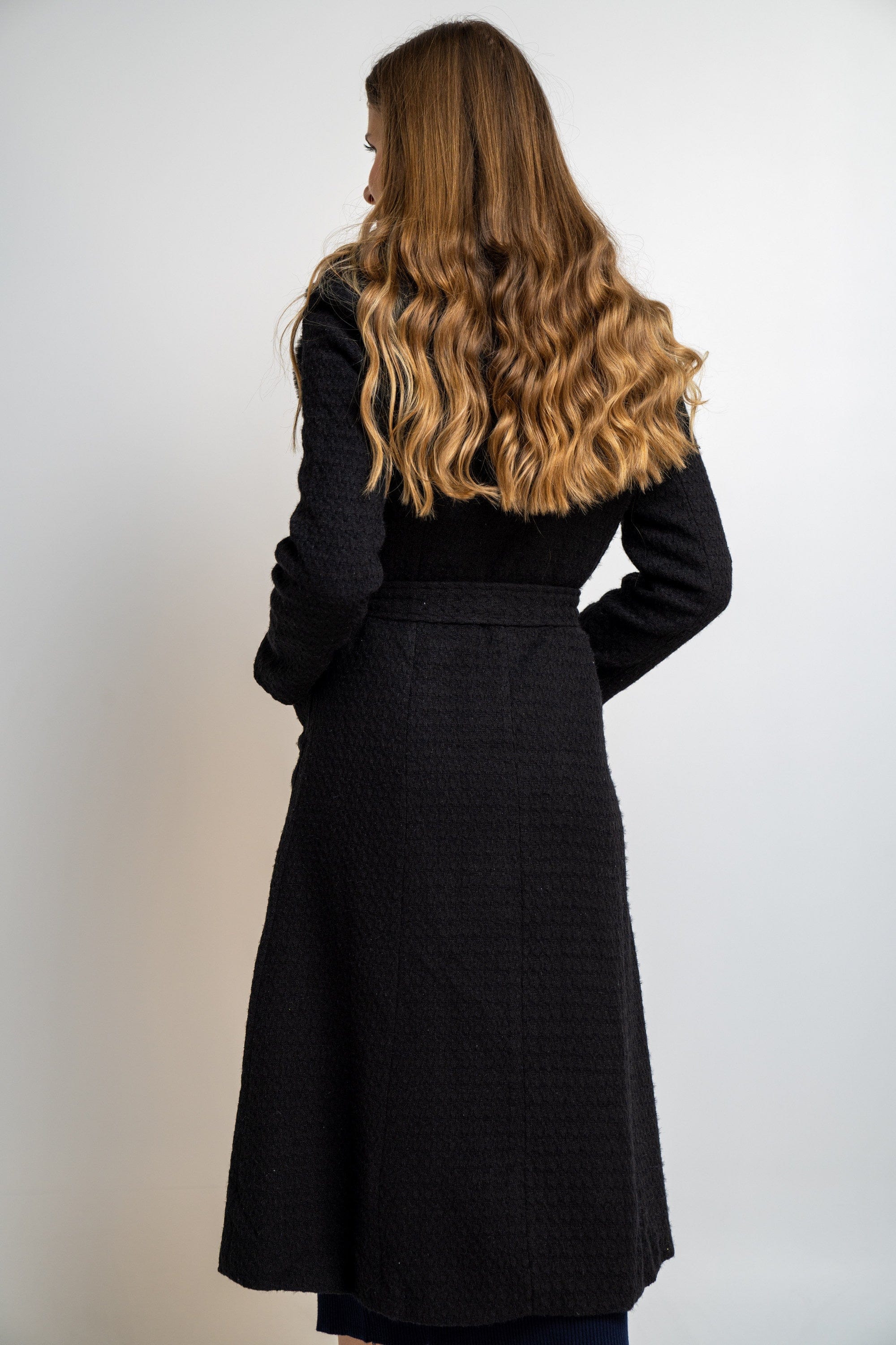 نتشي بالطو طويل برباط كم طويل نسائي أسود