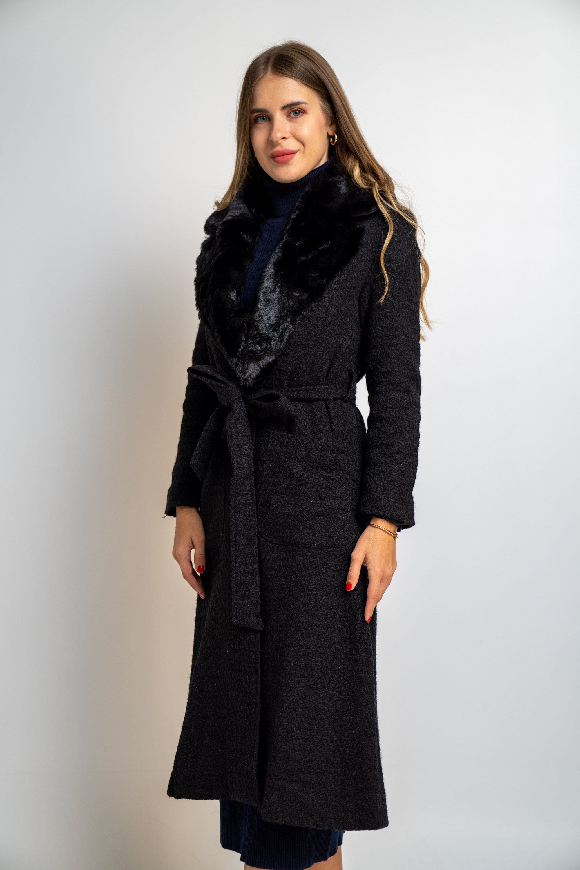 نتشي بالطو طويل برباط كم طويل نسائي أسود