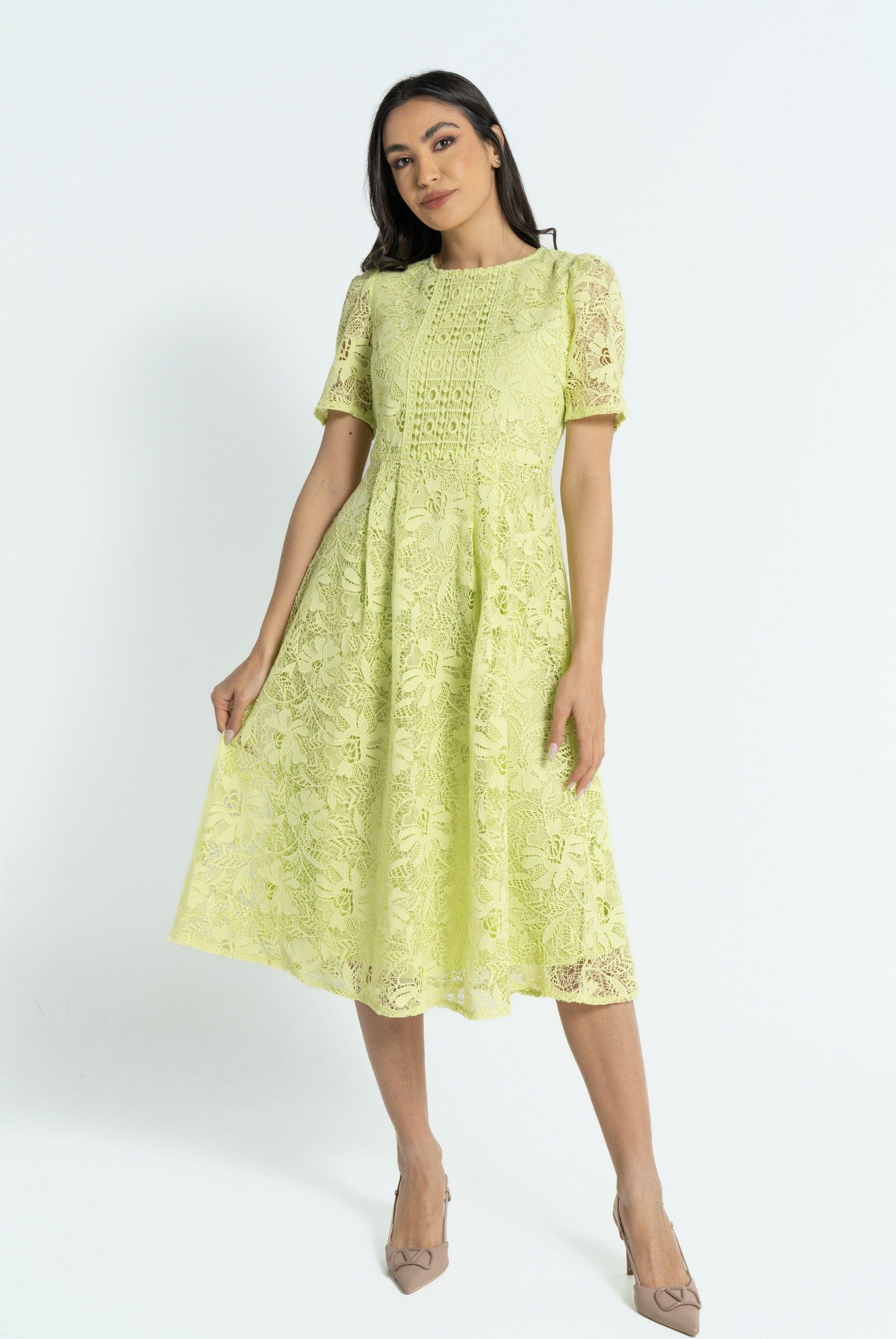 نتشي فستان ميدي بأكمام قصيرة بتطريز مشجر