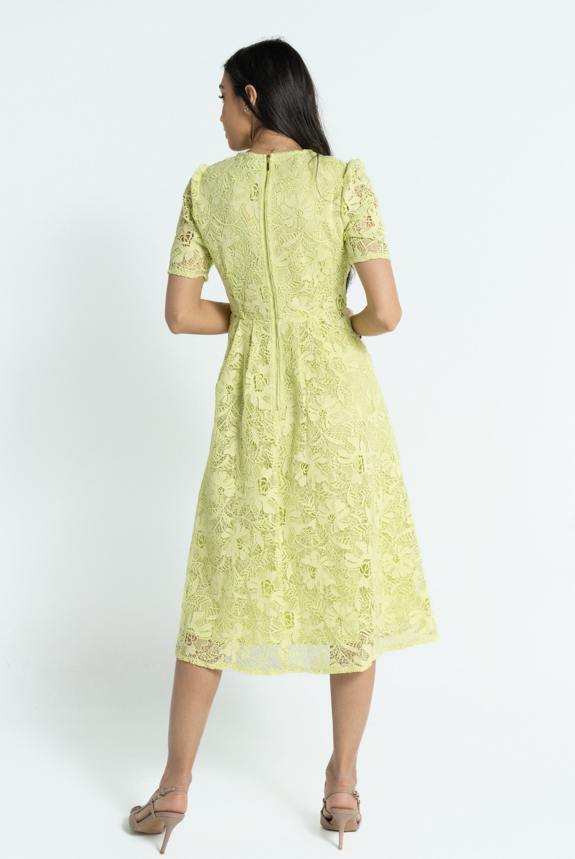 نتشي فستان ميدي بأكمام قصيرة بتطريز مشجر