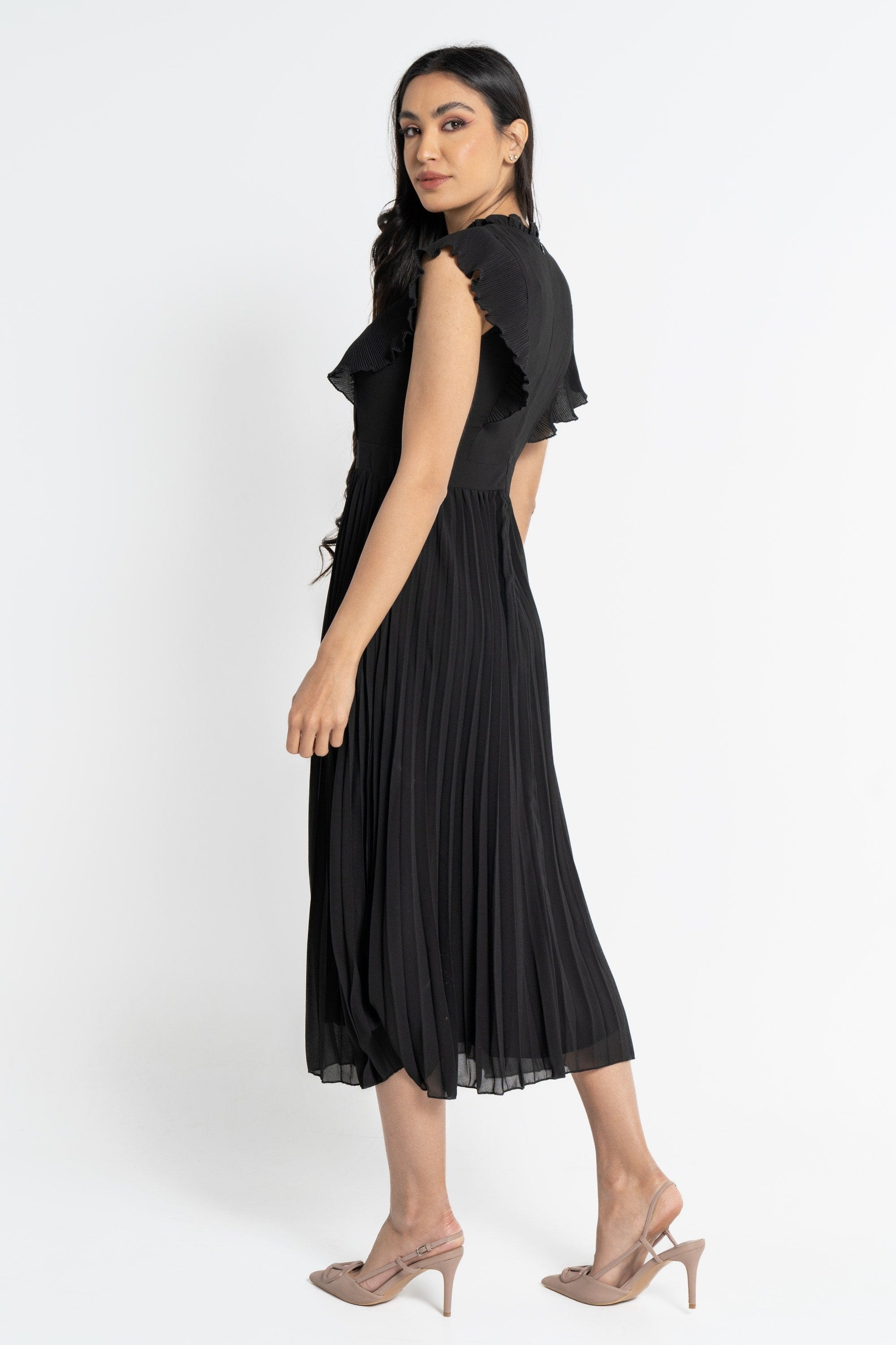 نتشي فستان ميدي بأكمام قصيرة بليسية بأزرار على الصدر