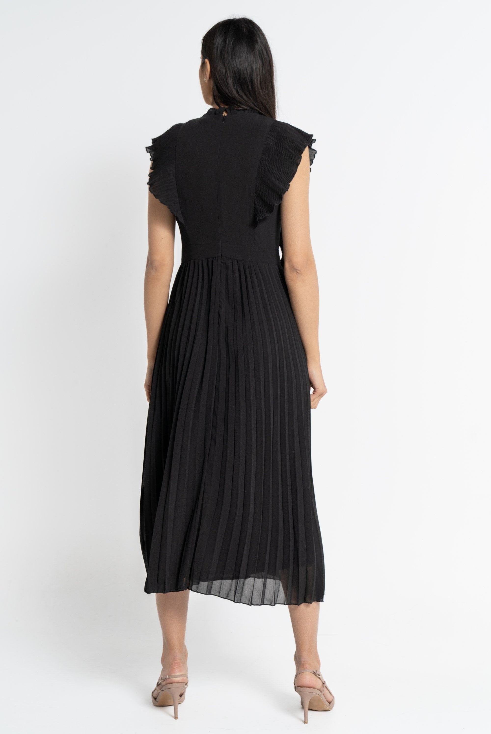 نتشي فستان ميدي بأكمام قصيرة بليسية بأزرار على الصدر