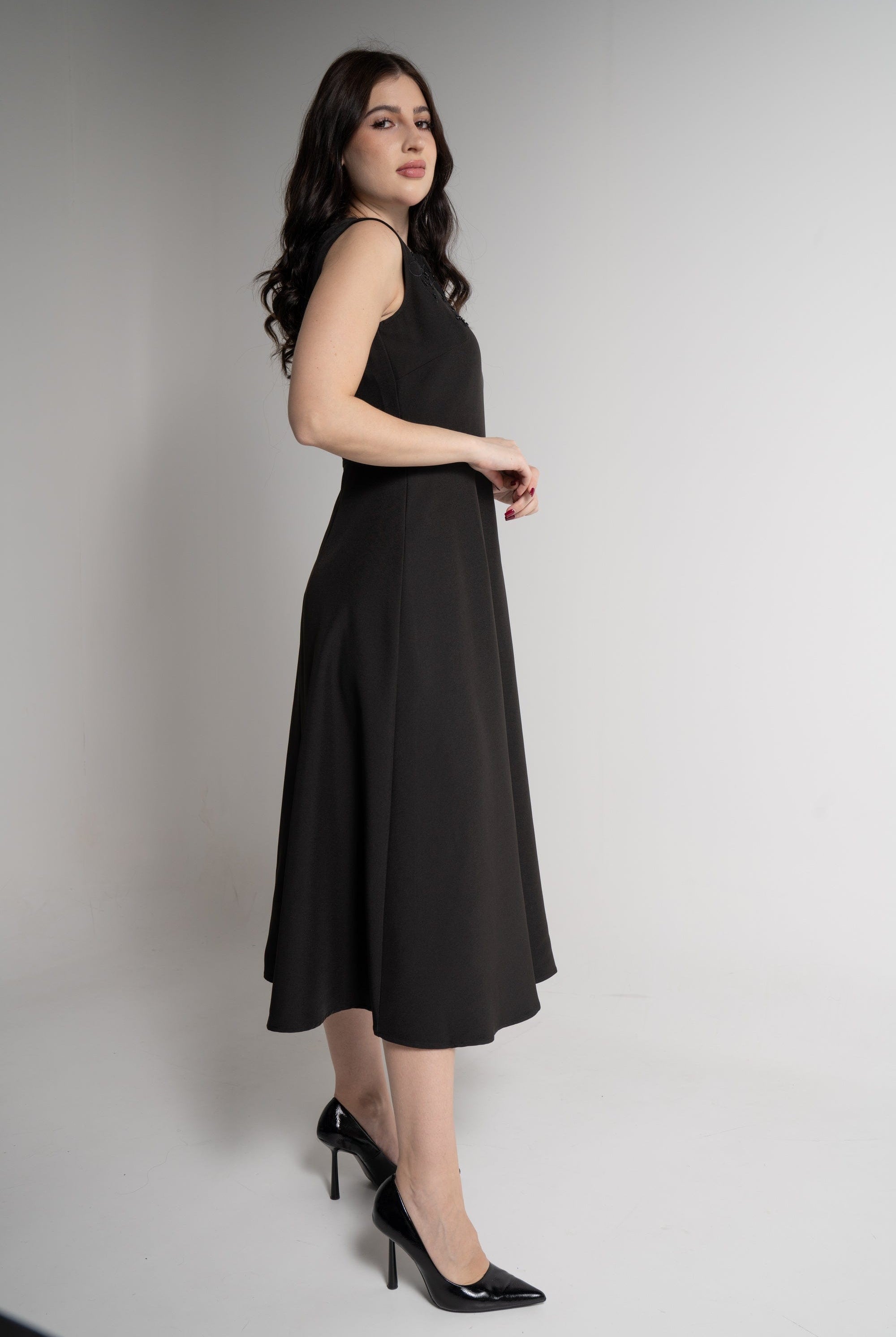 نتشي فستان ميدي بلا أكمام سادة منفوش نسائي