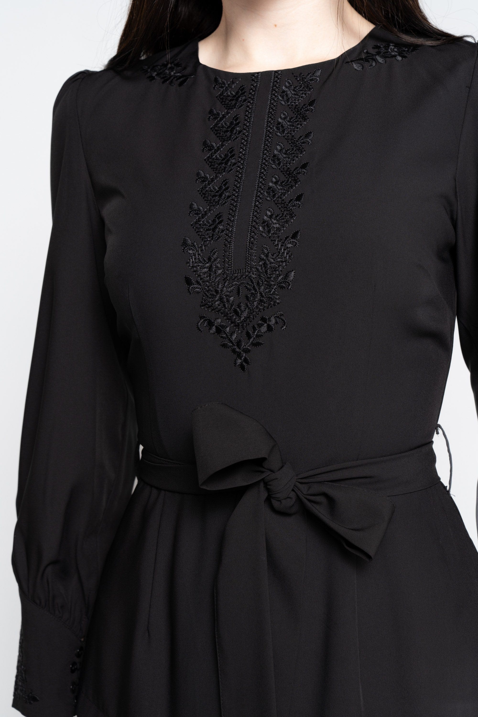 نتشي فستان ماكسي بأكمام طويلة بليسيه برباط أمامي نسائي