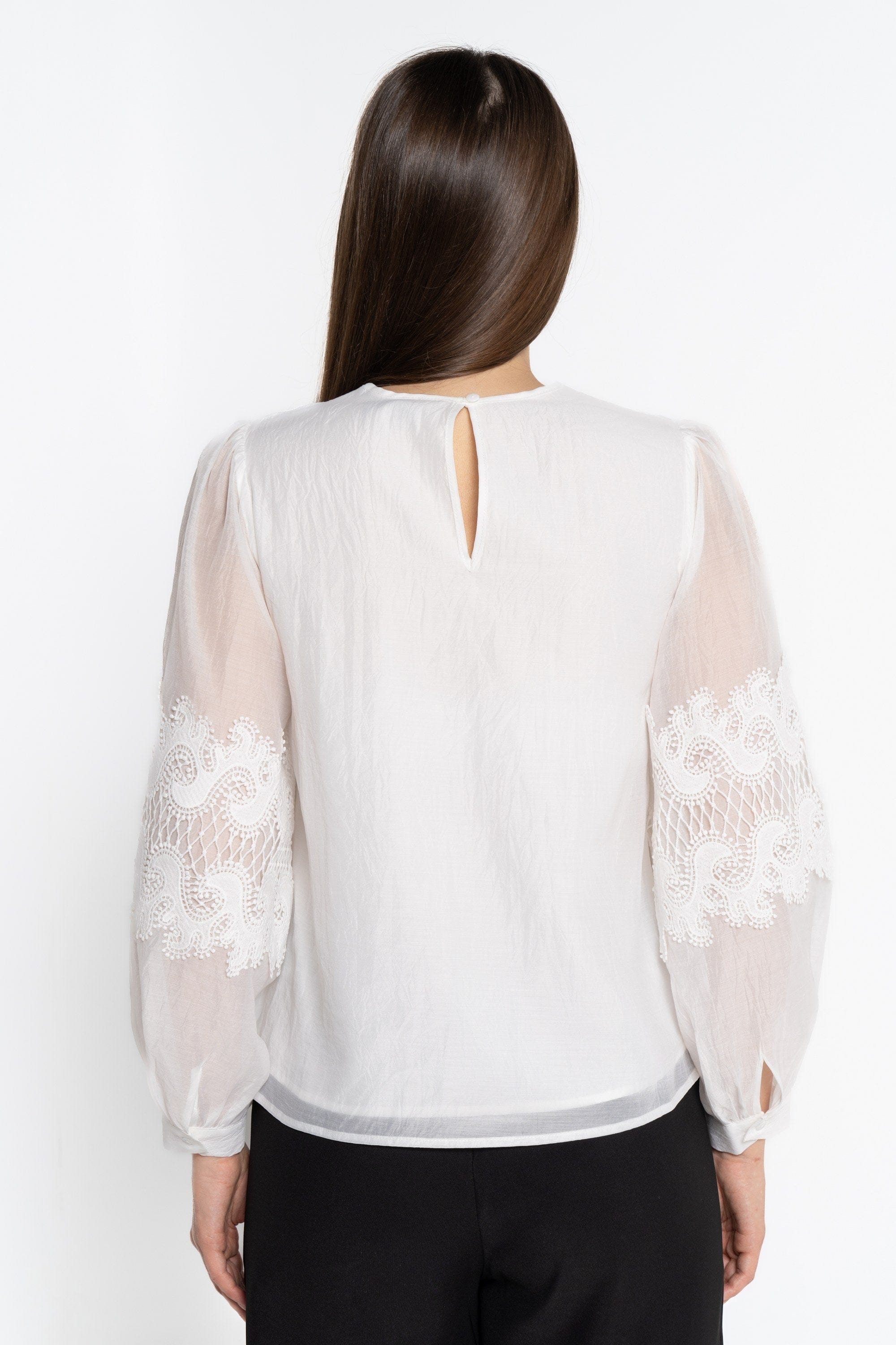 ูุชุดู ุจููุฒุฉ ุทูููุฉ ู
ุฒููุฉ ุจุงูุฏุงูุชูู ุนูู ุงูุฃูู
ุงู
ูู
ุทููู ูุณุงุฆู