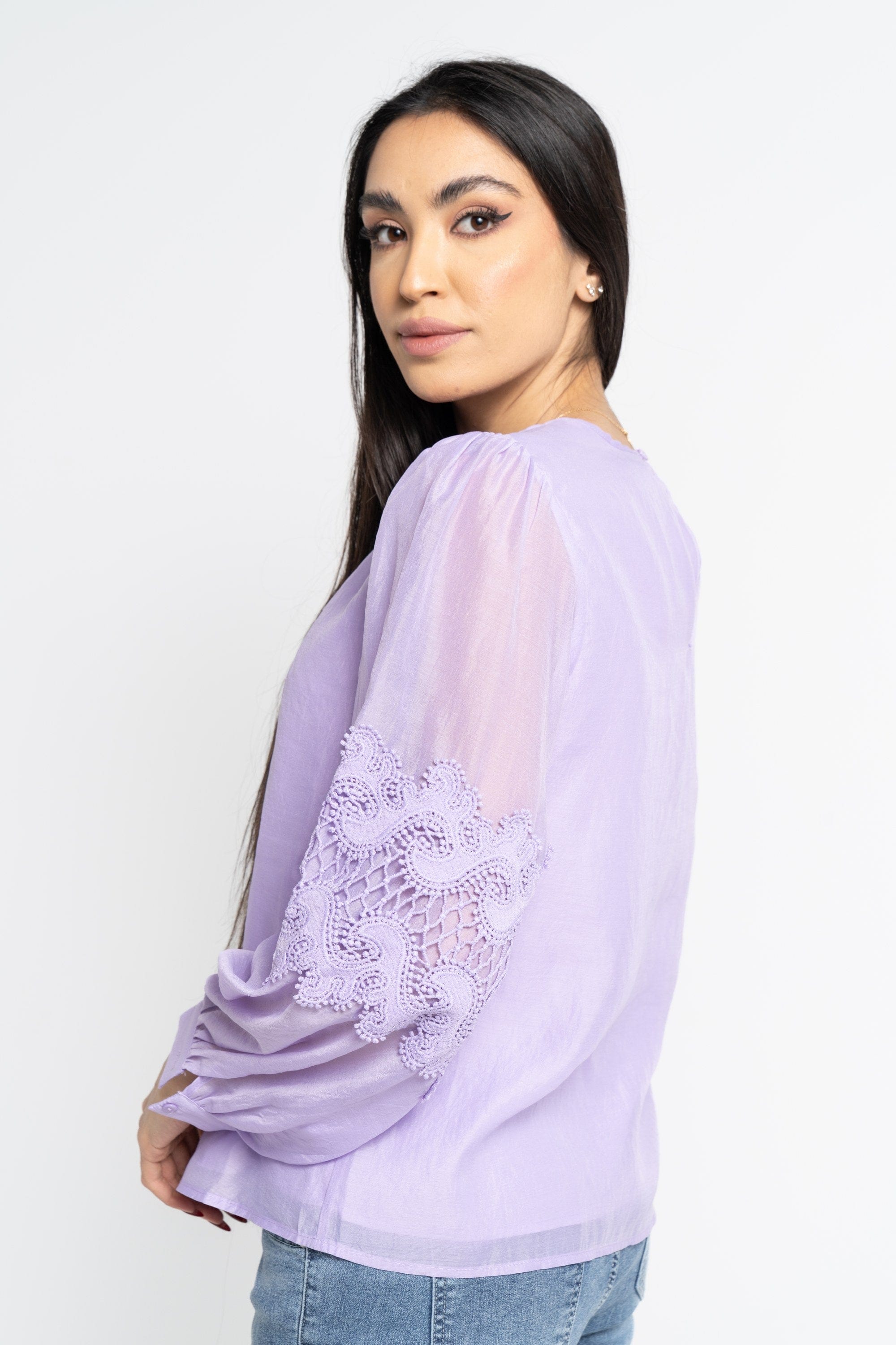 ูุชุดู ุจููุฒุฉ ุทูููุฉ ู
ุฒููุฉ ุจุงูุฏุงูุชูู ุนูู ุงูุฃูู
ุงู
ูู
ุทููู ูุณุงุฆู