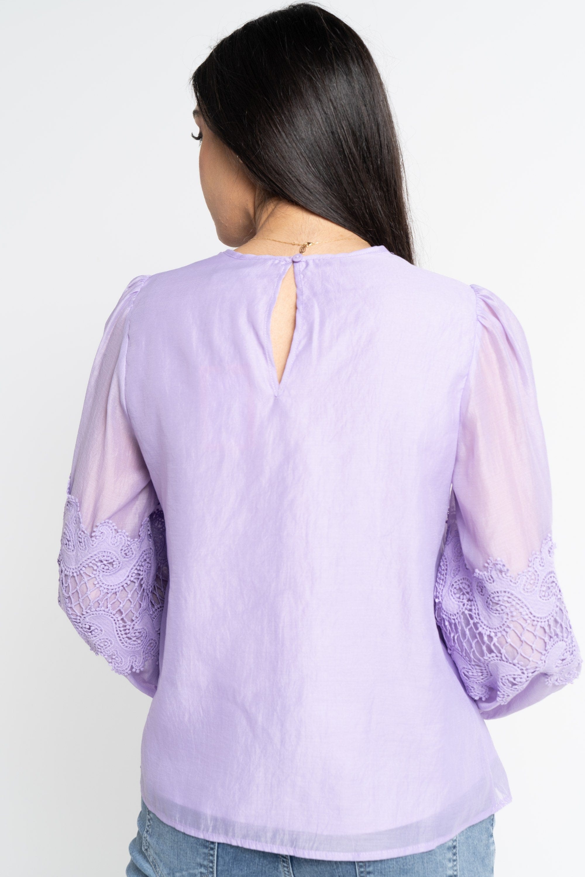 ูุชุดู ุจููุฒุฉ ุทูููุฉ ู
ุฒููุฉ ุจุงูุฏุงูุชูู ุนูู ุงูุฃูู
ุงู
ูู
ุทููู ูุณุงุฆู