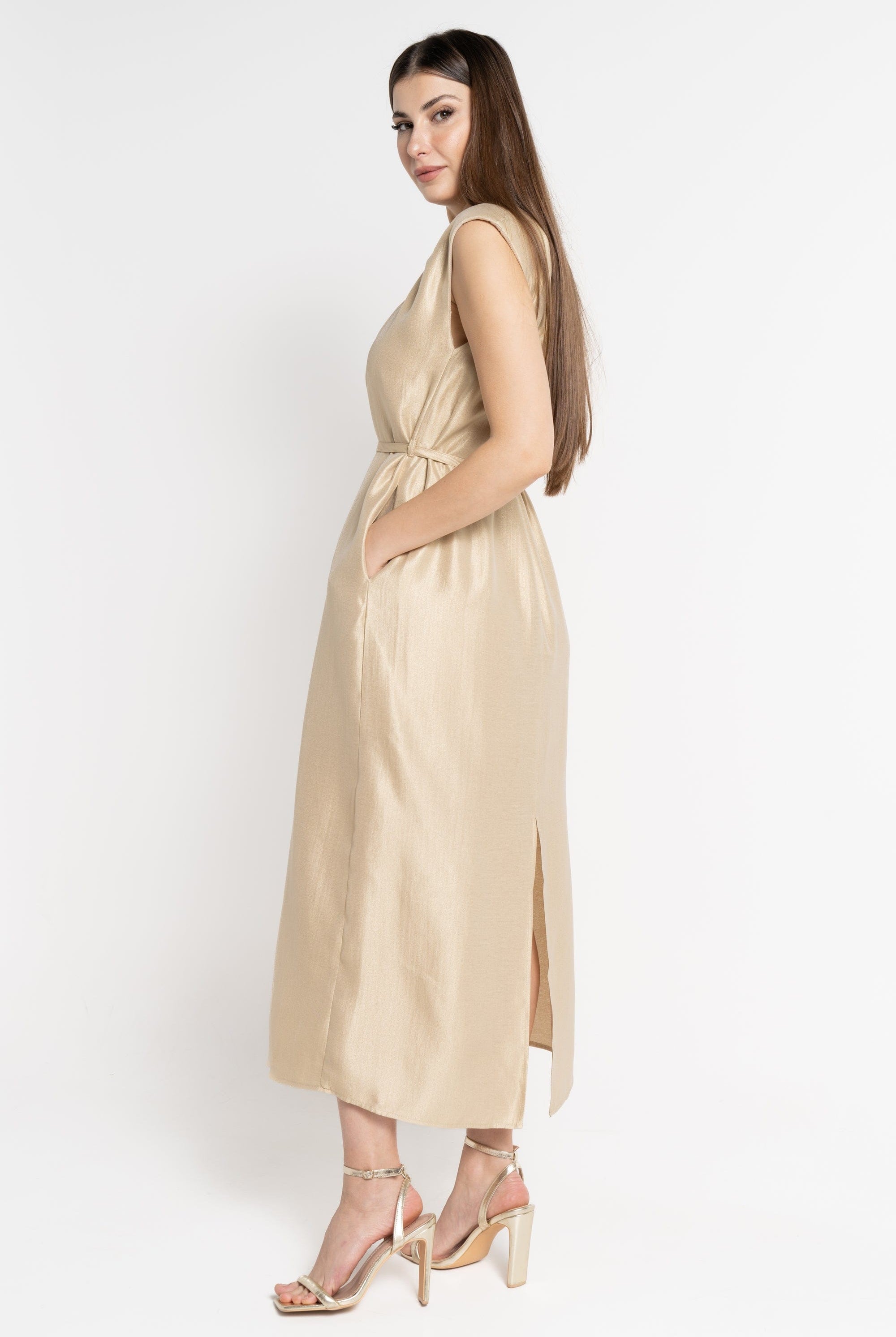 نتشي فستان ماكسي بدون أكمام برباط على الخصر رملي