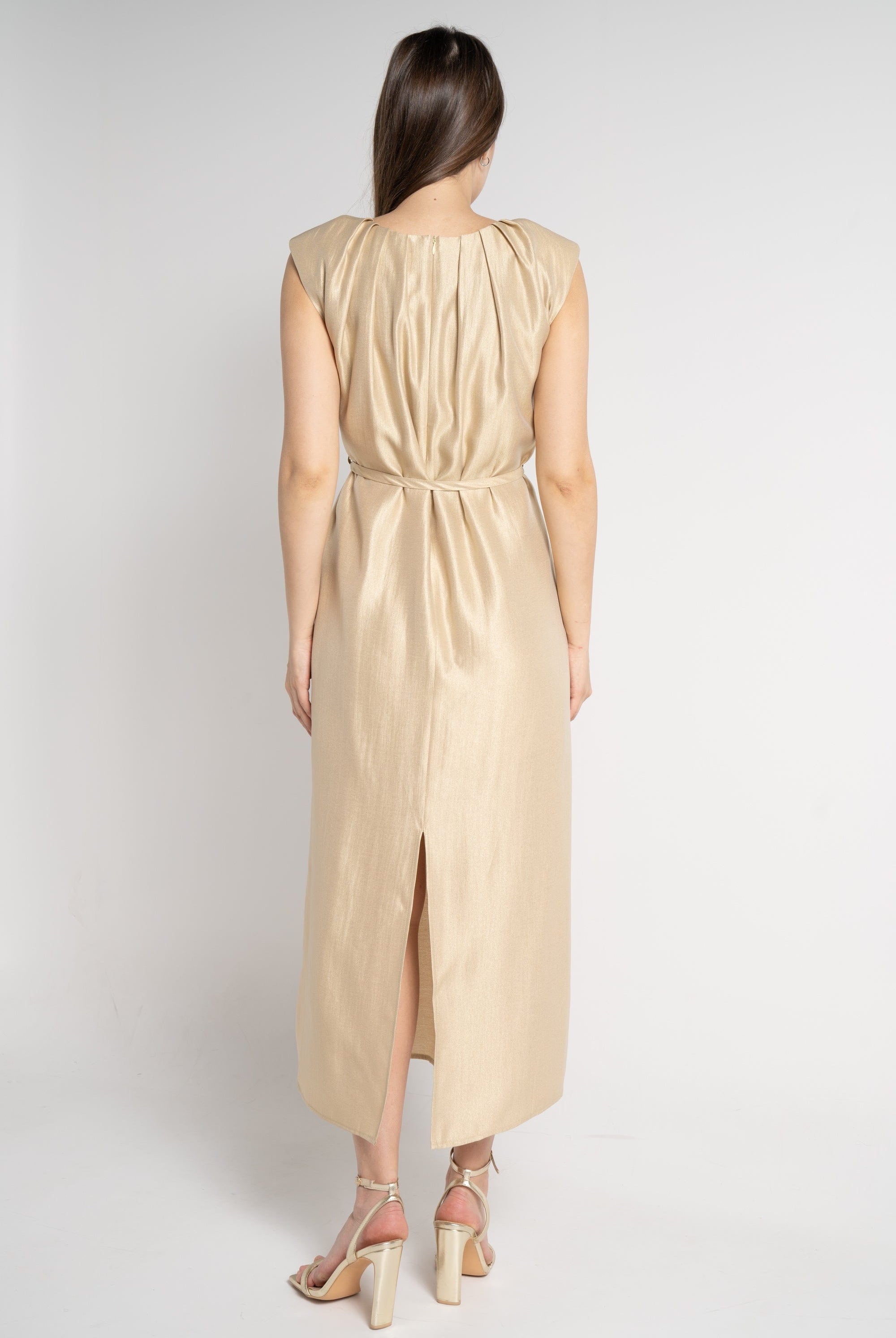 نتشي فستان ماكسي بدون أكمام برباط على الخصر رملي