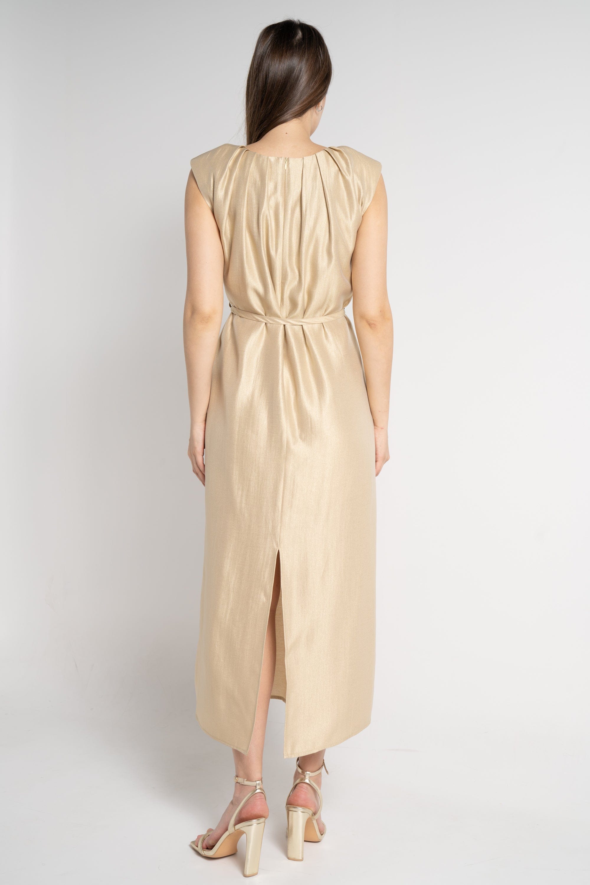 نتشي فستان ماكسي بدون أكمام برباط على الخصر رملي