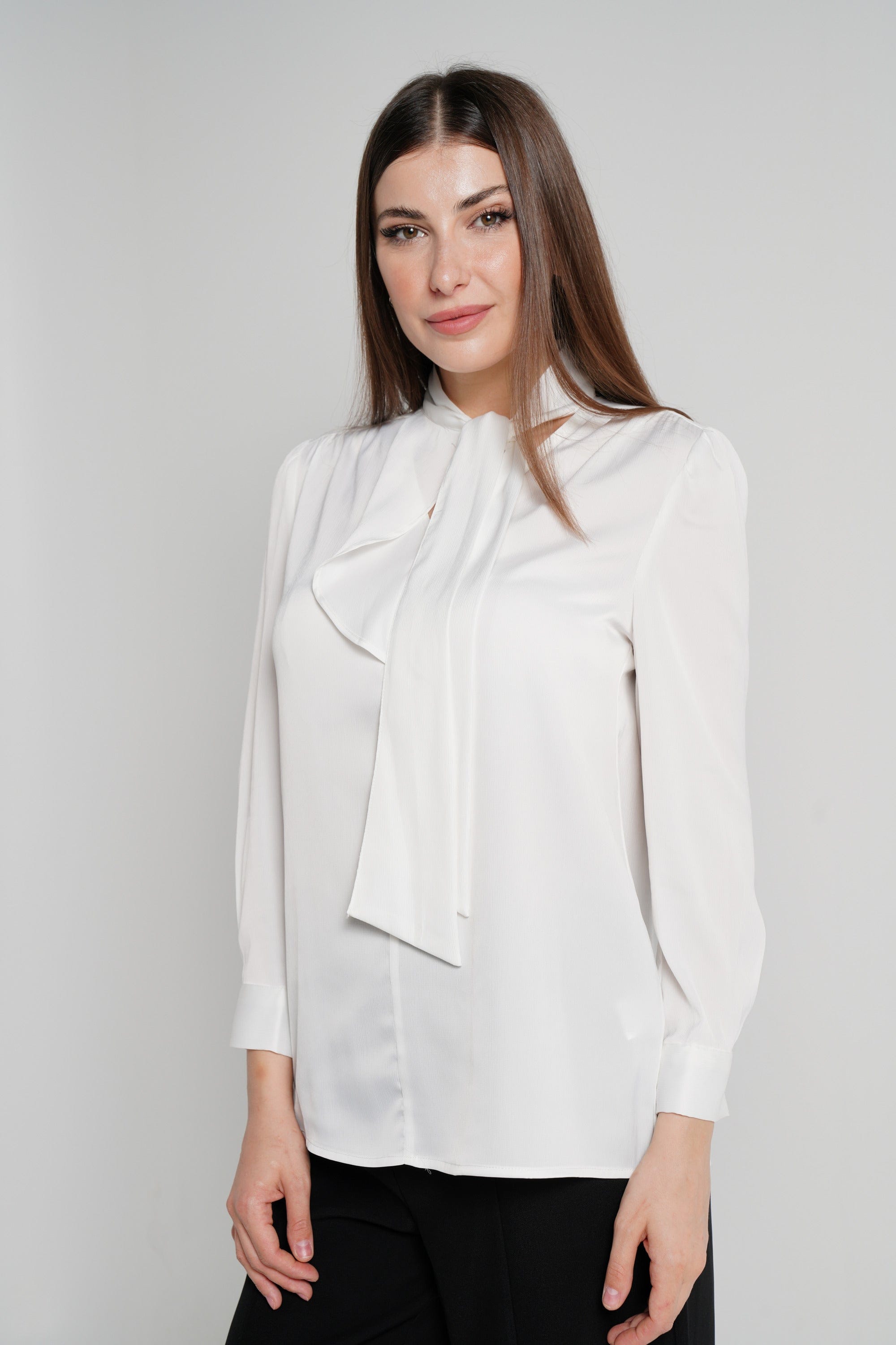 نتشي بلوزة طويلة بربطة عنق وفتحة صدر كم طويل نسائي