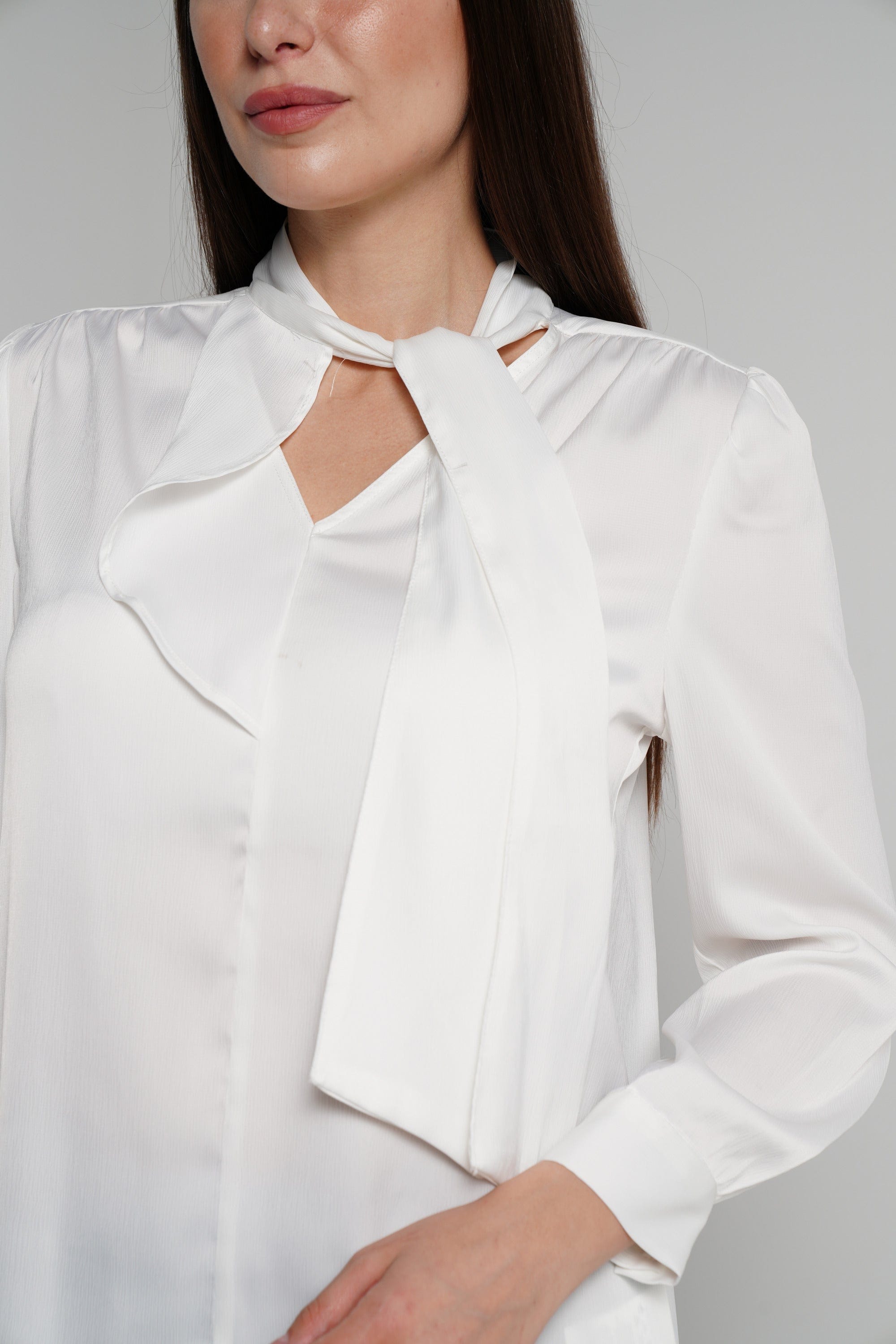 نتشي بلوزة طويلة بربطة عنق وفتحة صدر كم طويل نسائي