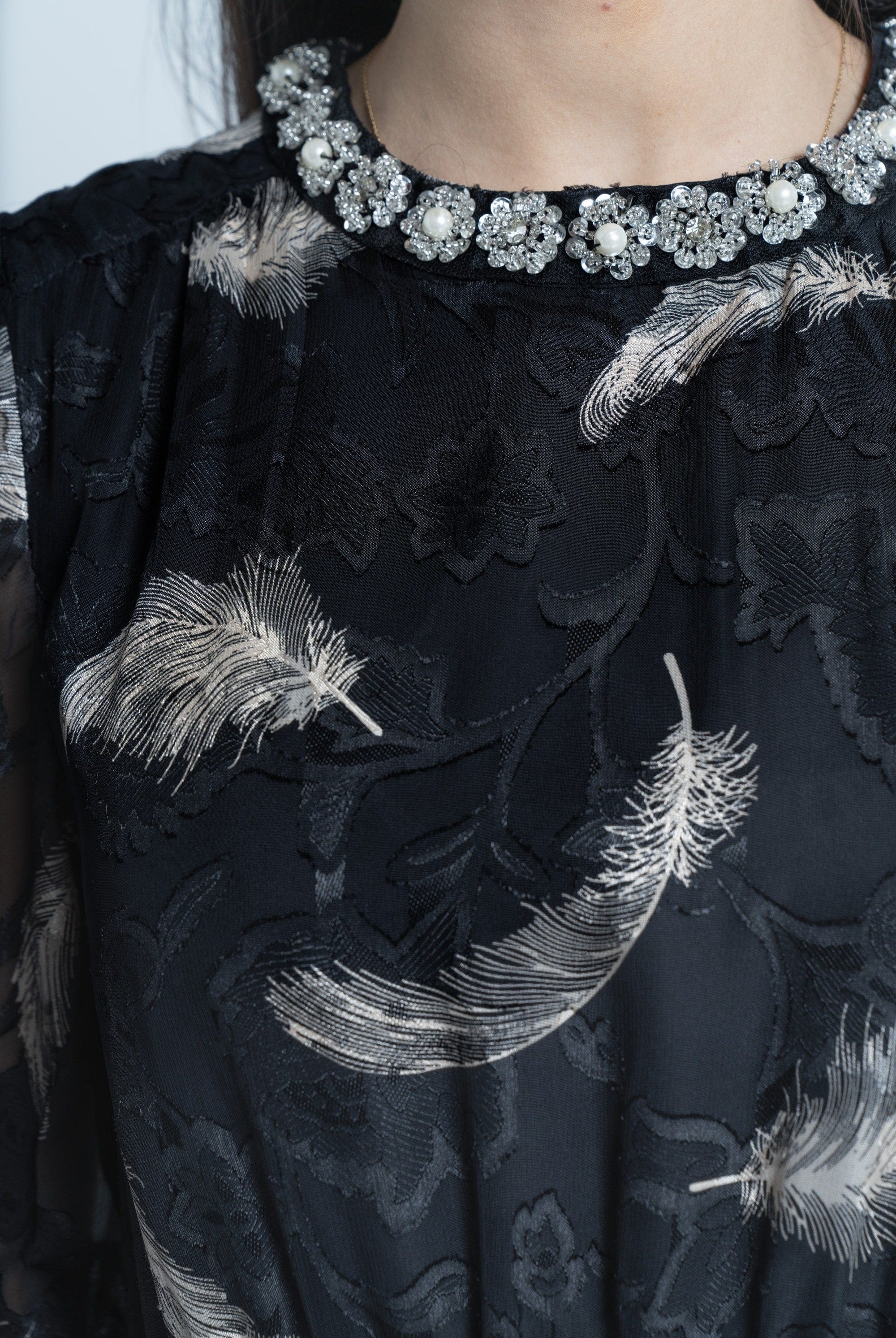 نتشي فستان ماكسي بأكمام فراشة برسمة ريش نسائي