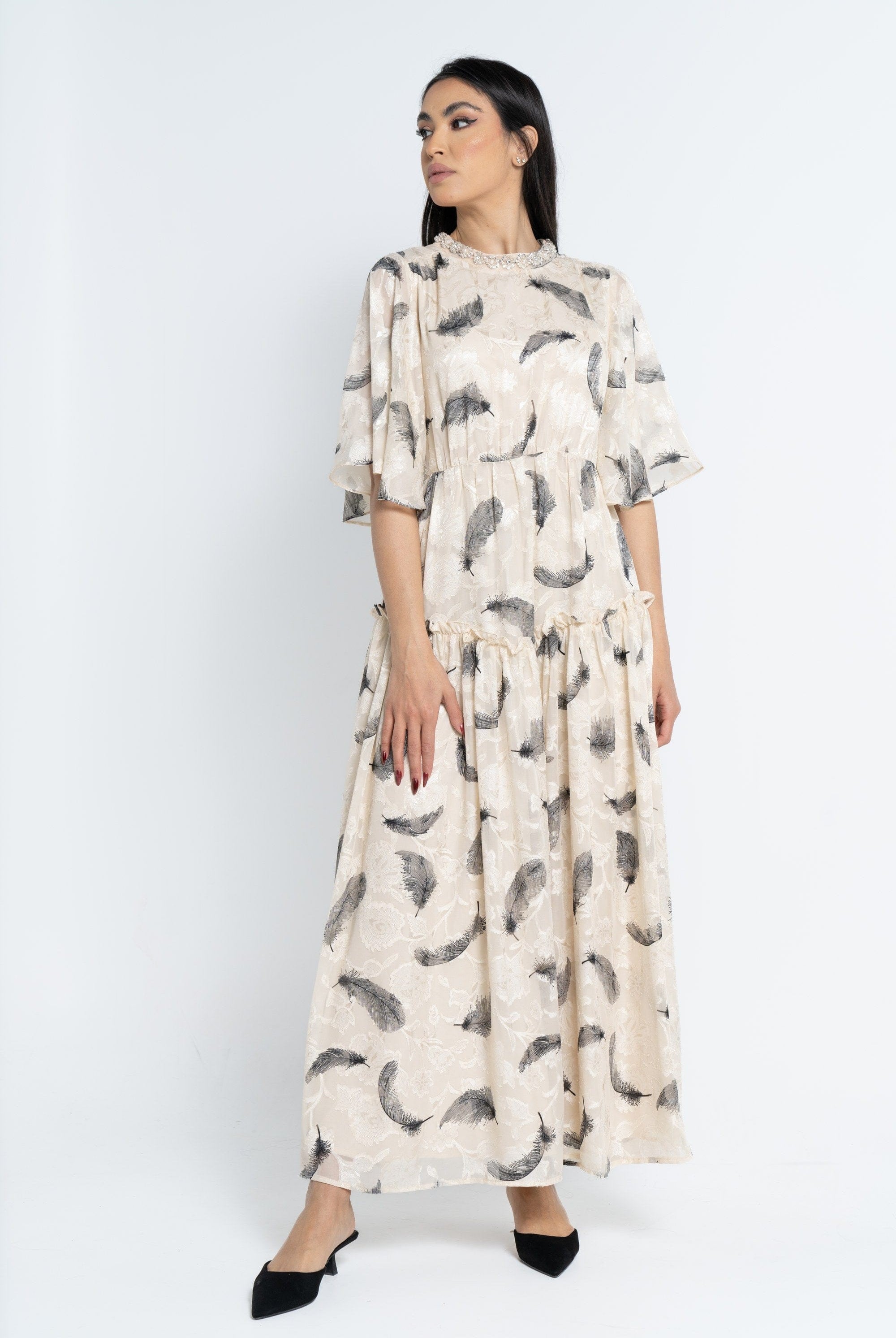 نتشي فستان ماكسي بأكمام فراشة برسمة ريش نسائي