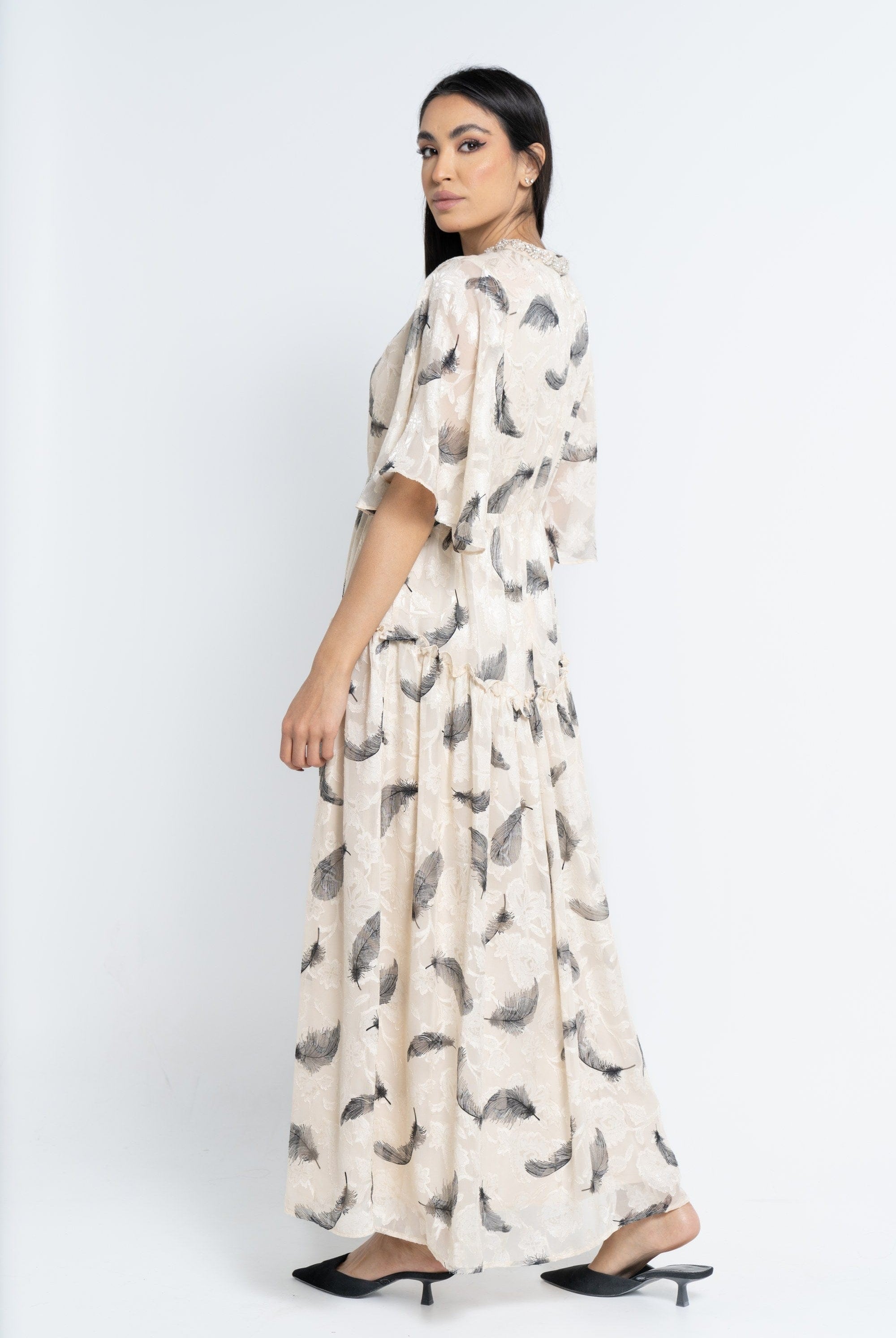 نتشي فستان ماكسي بأكمام فراشة برسمة ريش نسائي