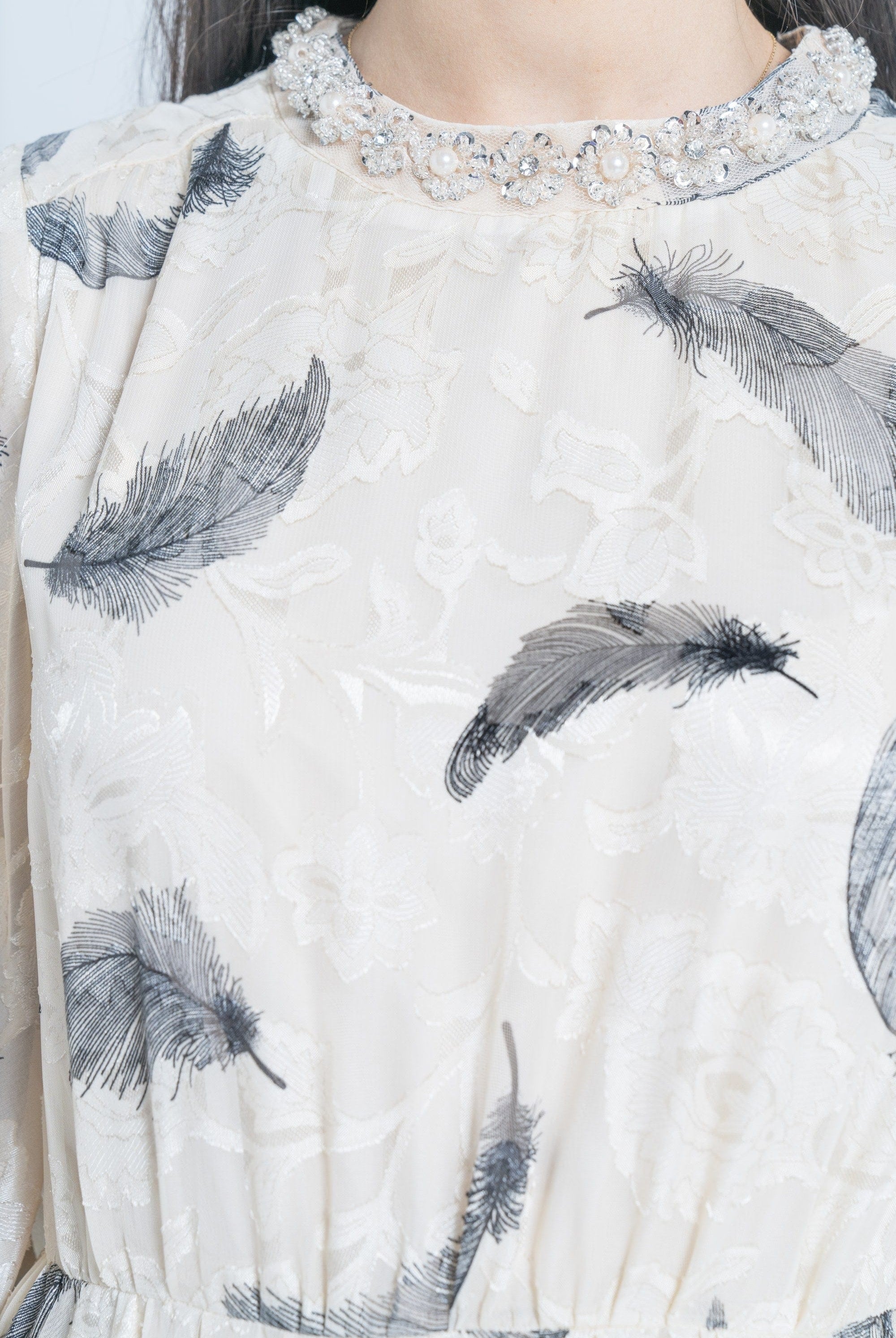 نتشي فستان ماكسي بأكمام فراشة برسمة ريش نسائي