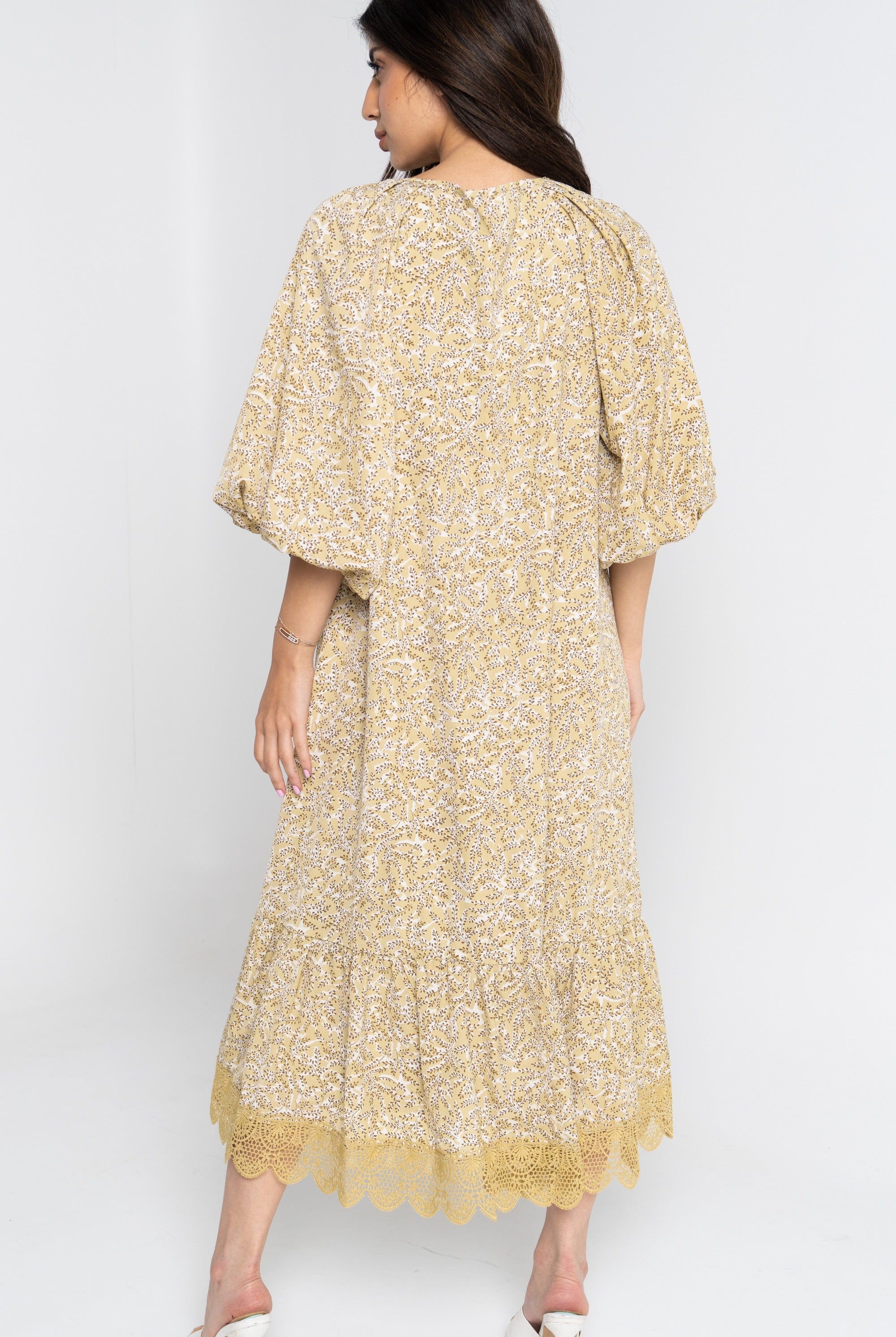 نتشي فستان ميدي 3/4 كم منقوش مع شريط مكشكش من أسفل