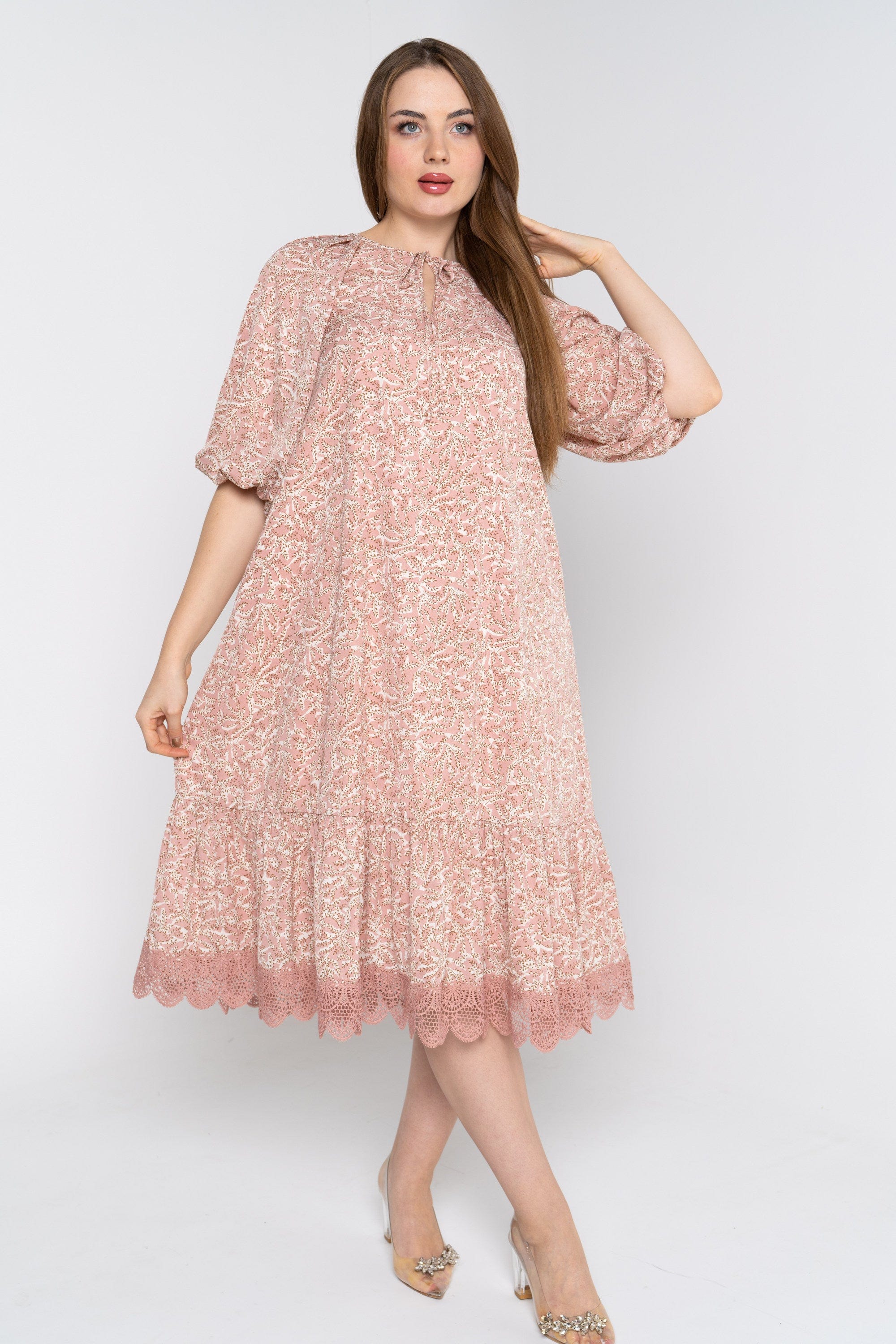 نتشي فستان ميدي 3/4 كم منقوش مع شريط مكشكش من أسفل