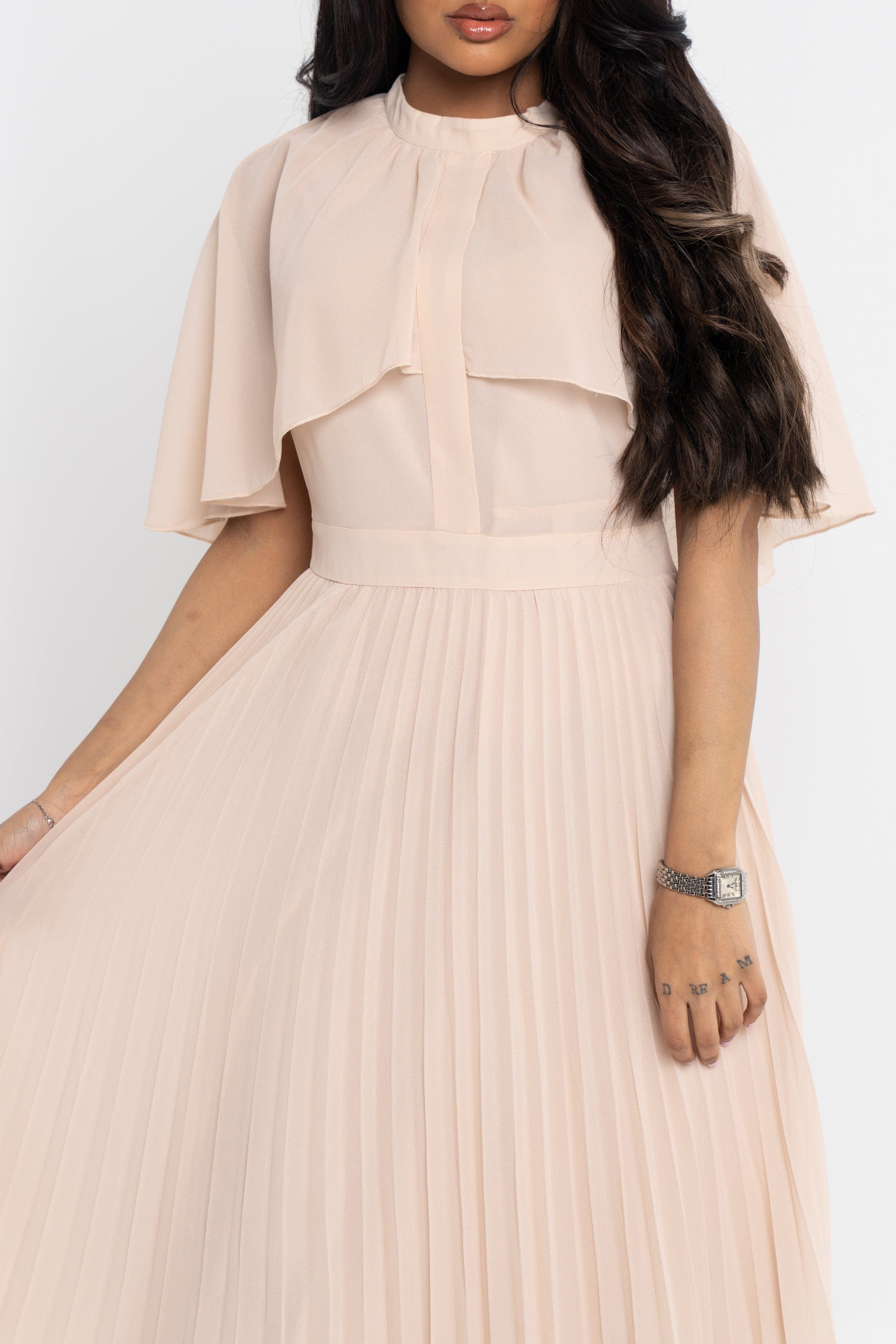 نتشي فستان ميدي بأكمام فراشة بليسية