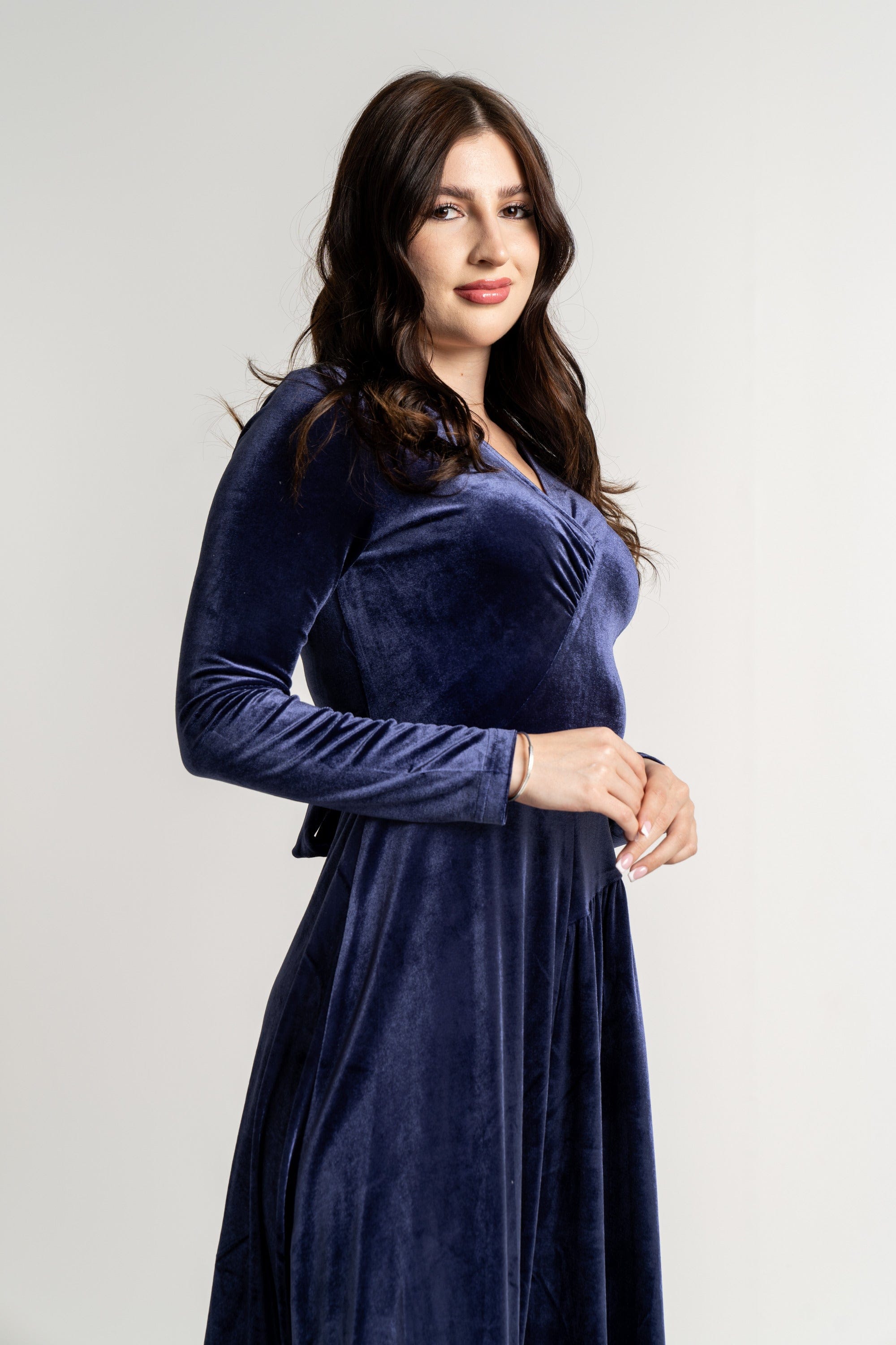 نتشي فستان ماكسي بأكمام طويلة مخملي