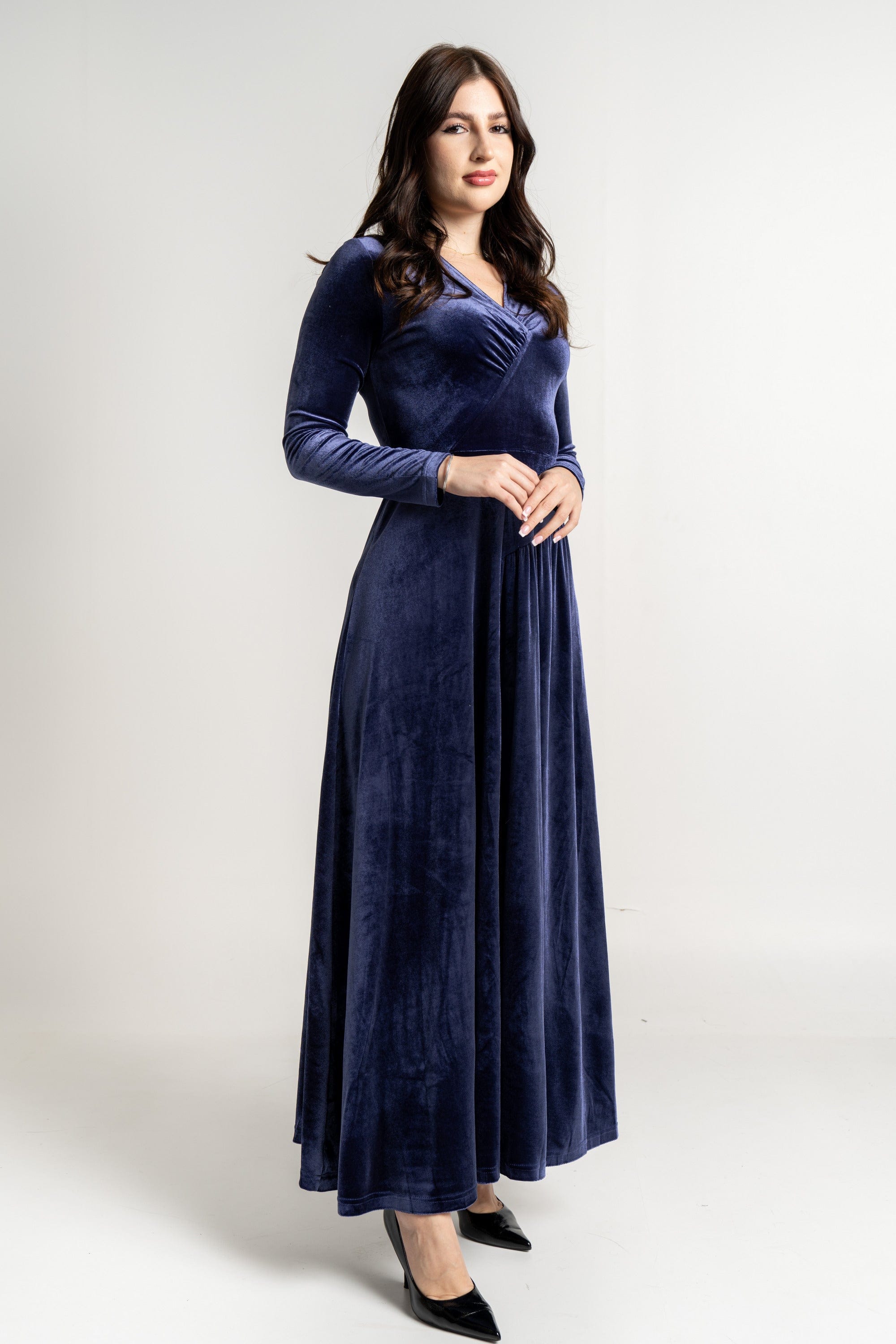 نتشي فستان ماكسي بأكمام طويلة مخملي