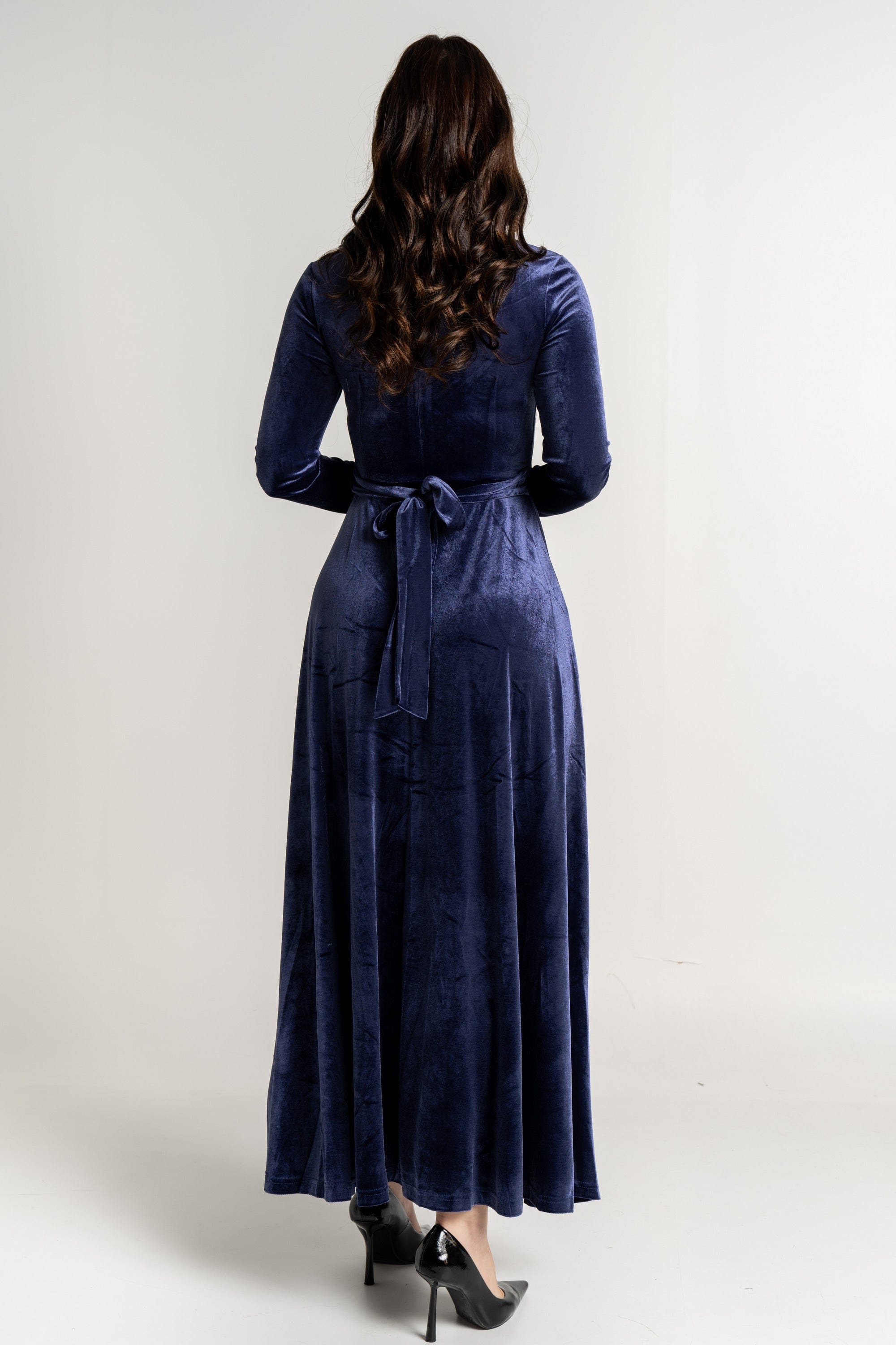 نتشي فستان ماكسي بأكمام طويلة مخملي