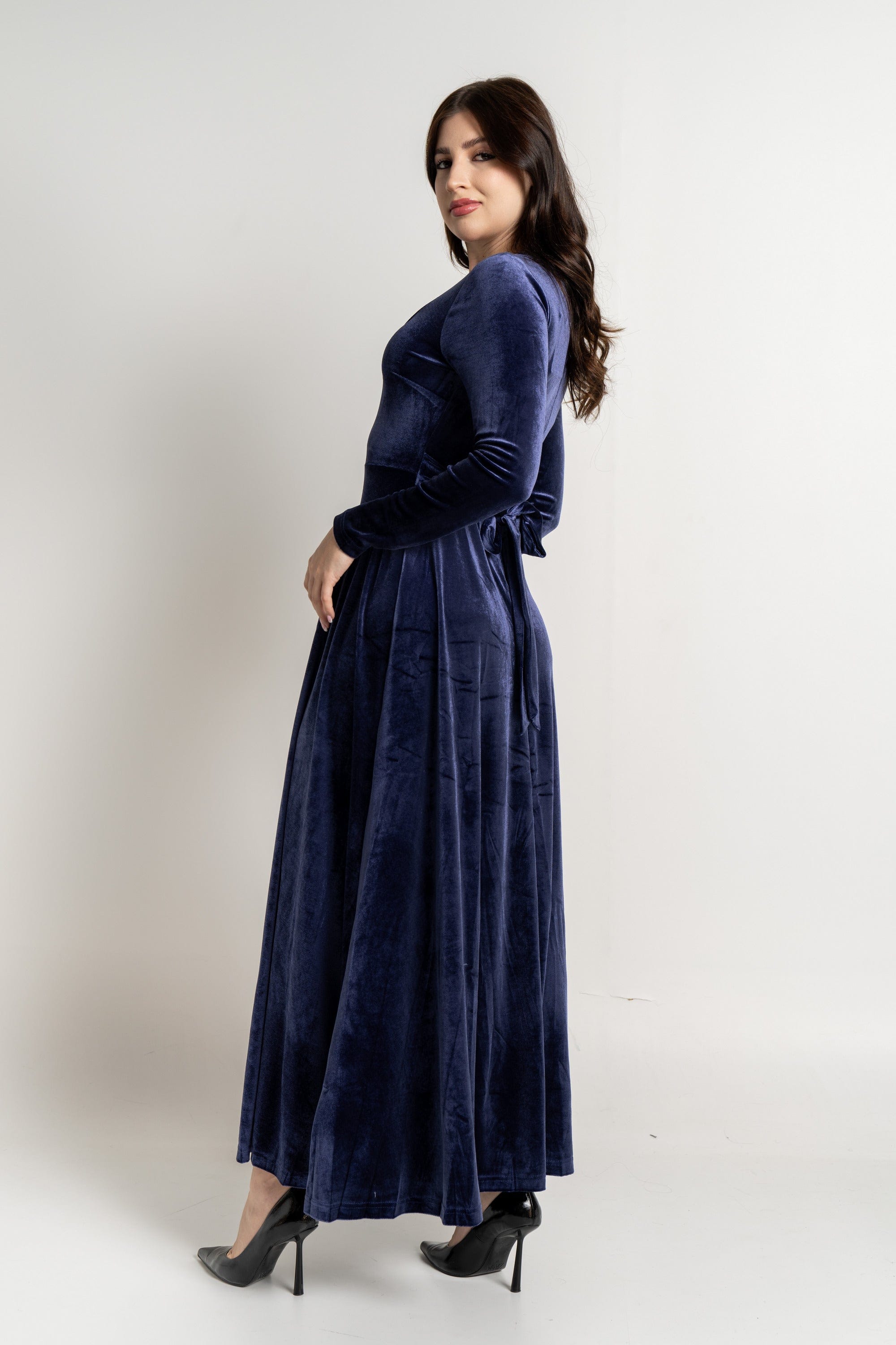 نتشي فستان ماكسي بأكمام طويلة مخملي