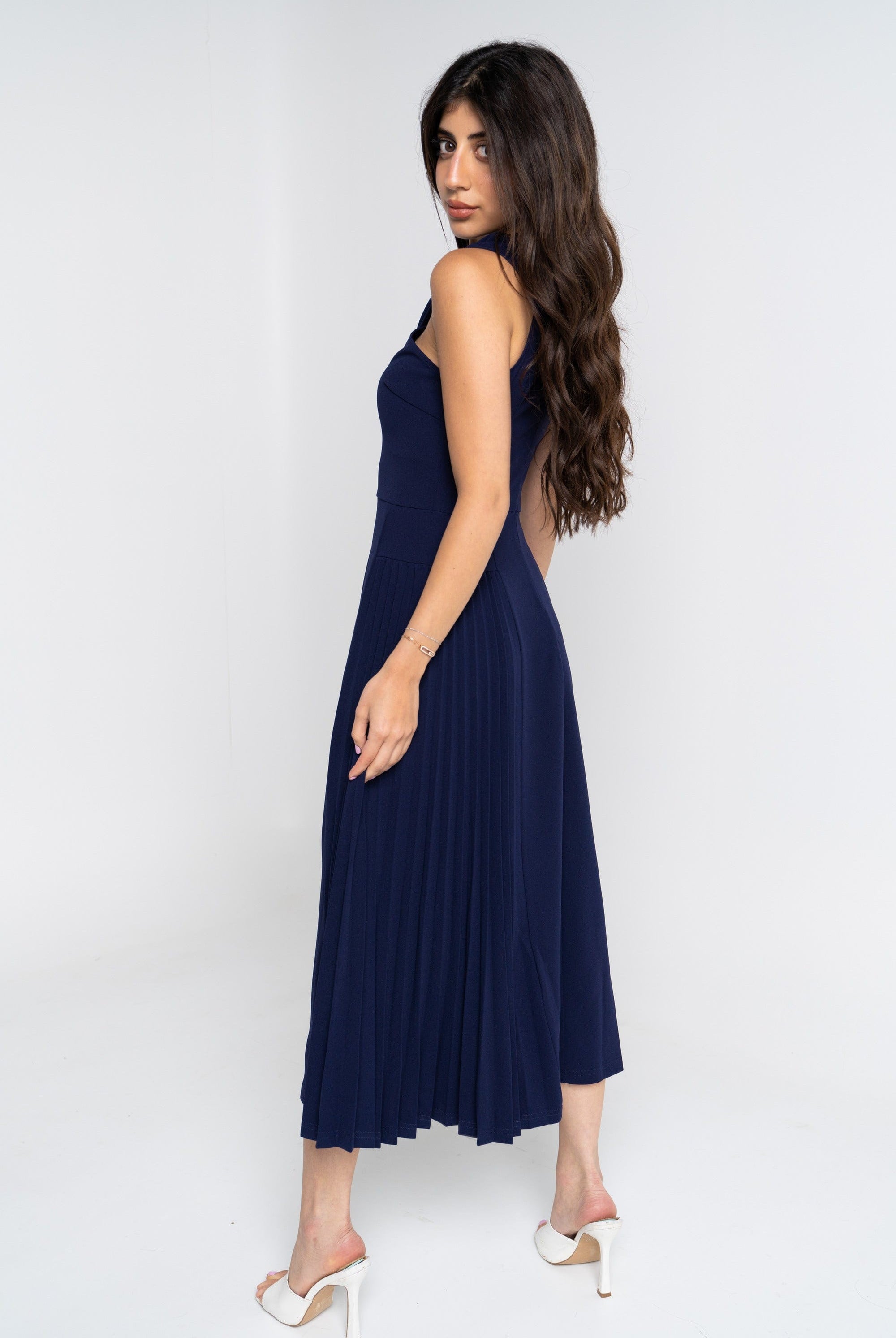 نتشي فستان ميدي بدون أكمام بليسية