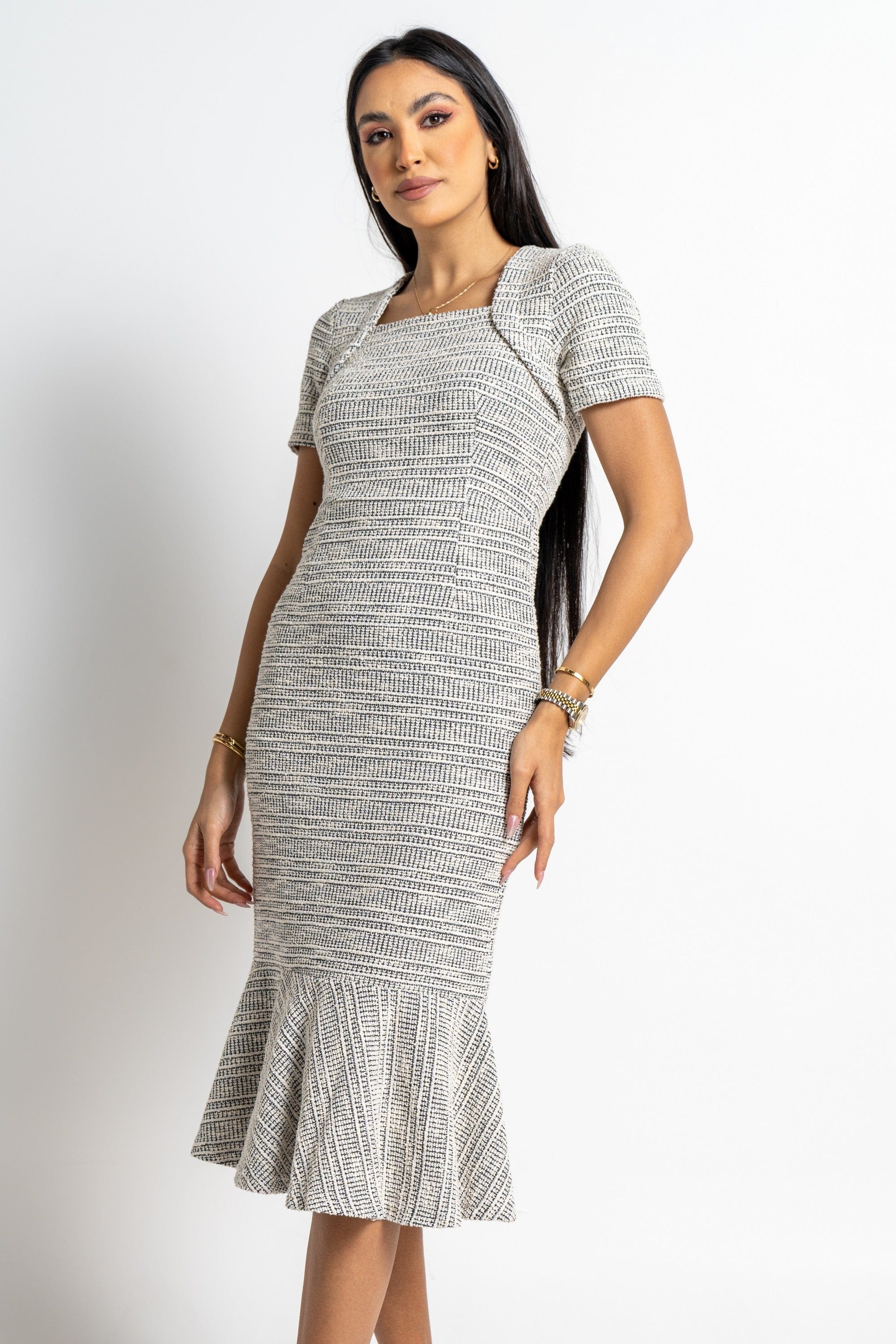 نتشي فستان ميدي بأكمام قصيرة منسوج بقصة سمكة