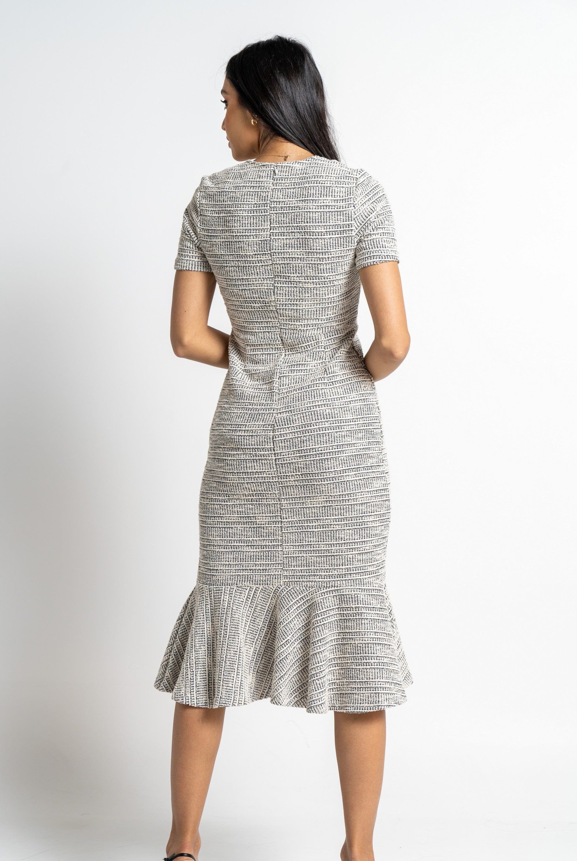 نتشي فستان ميدي بأكمام قصيرة منسوج بقصة سمكة